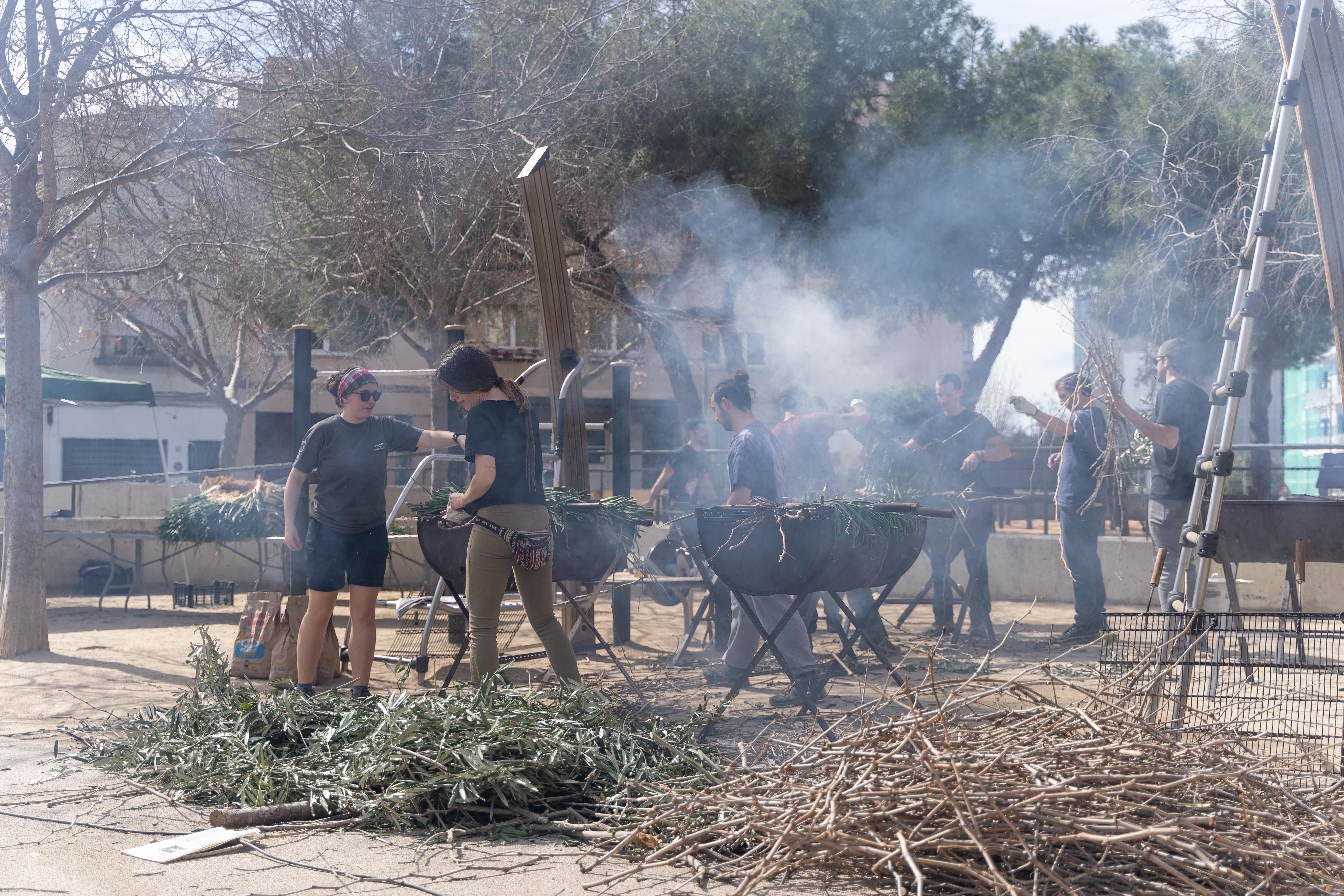 Els Diables de La Creu Alta celebren la seva tradicional calçotada