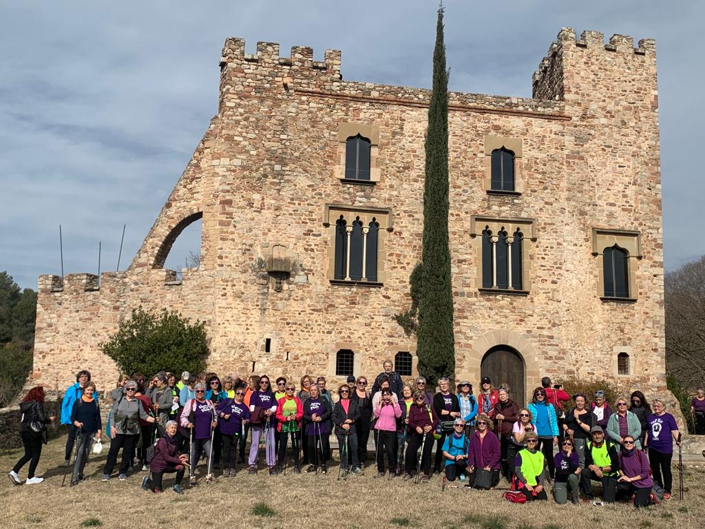 Unes 70 persones participen en una caminada a Castellar per reivindicar el dia de la dona