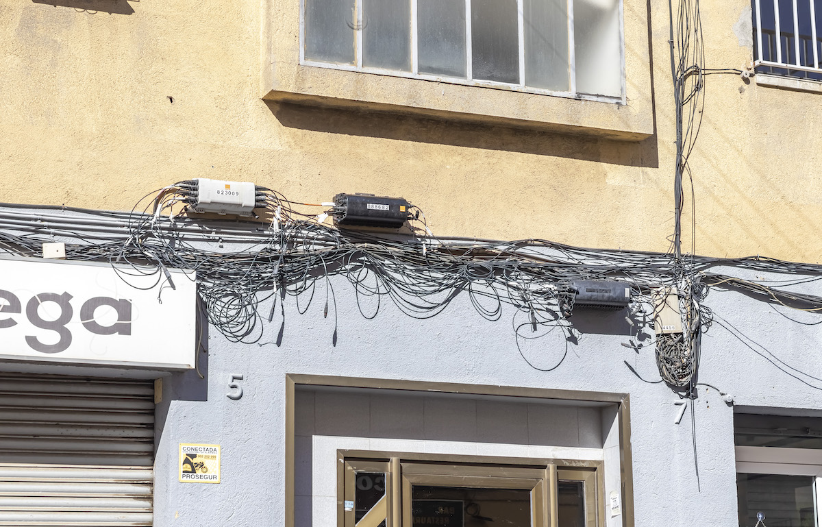 Nius de cables que persisteixen als carrers de Sabadell