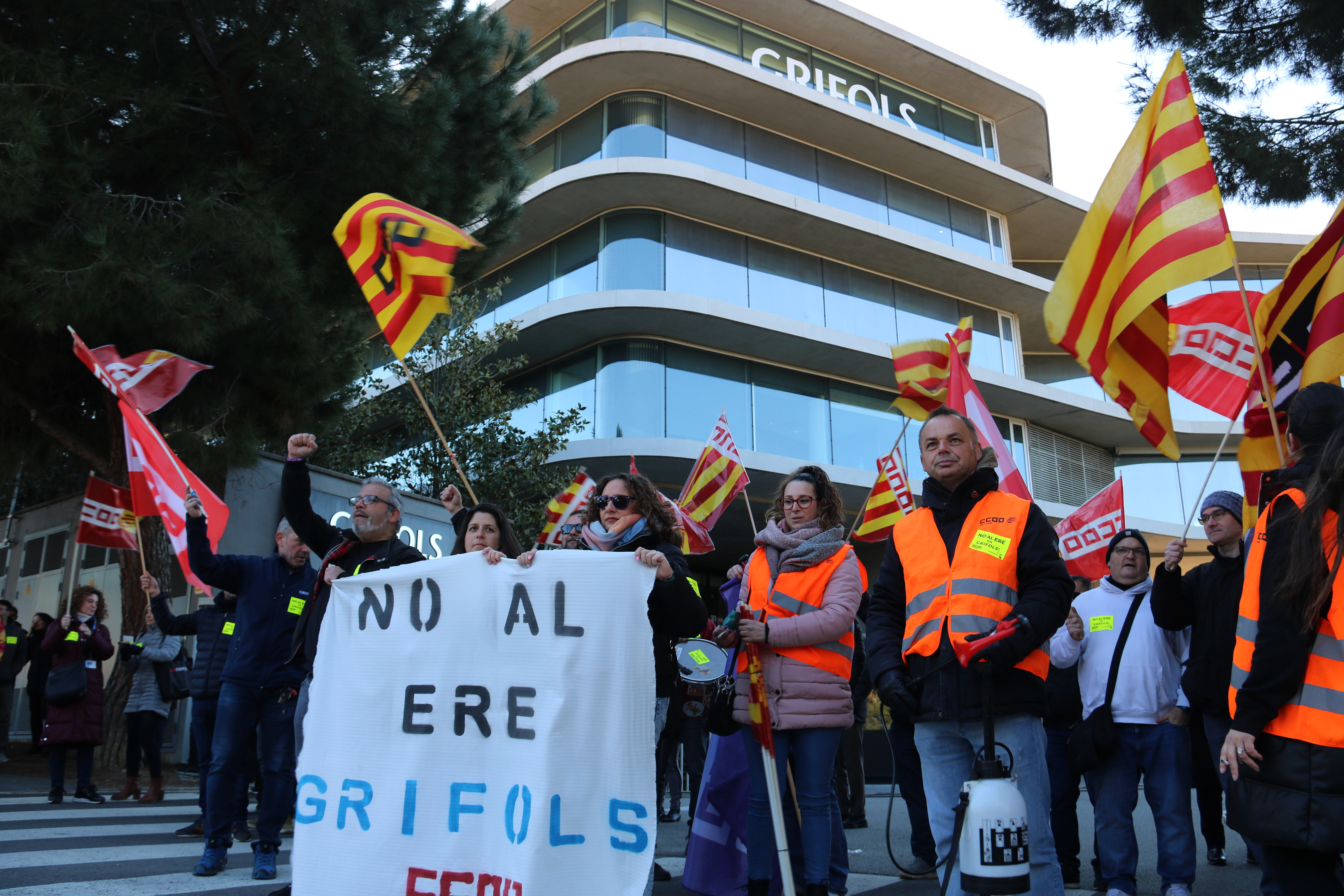 Els treballadors de Grifols es concentren per exigir que s'aturi l'ERO