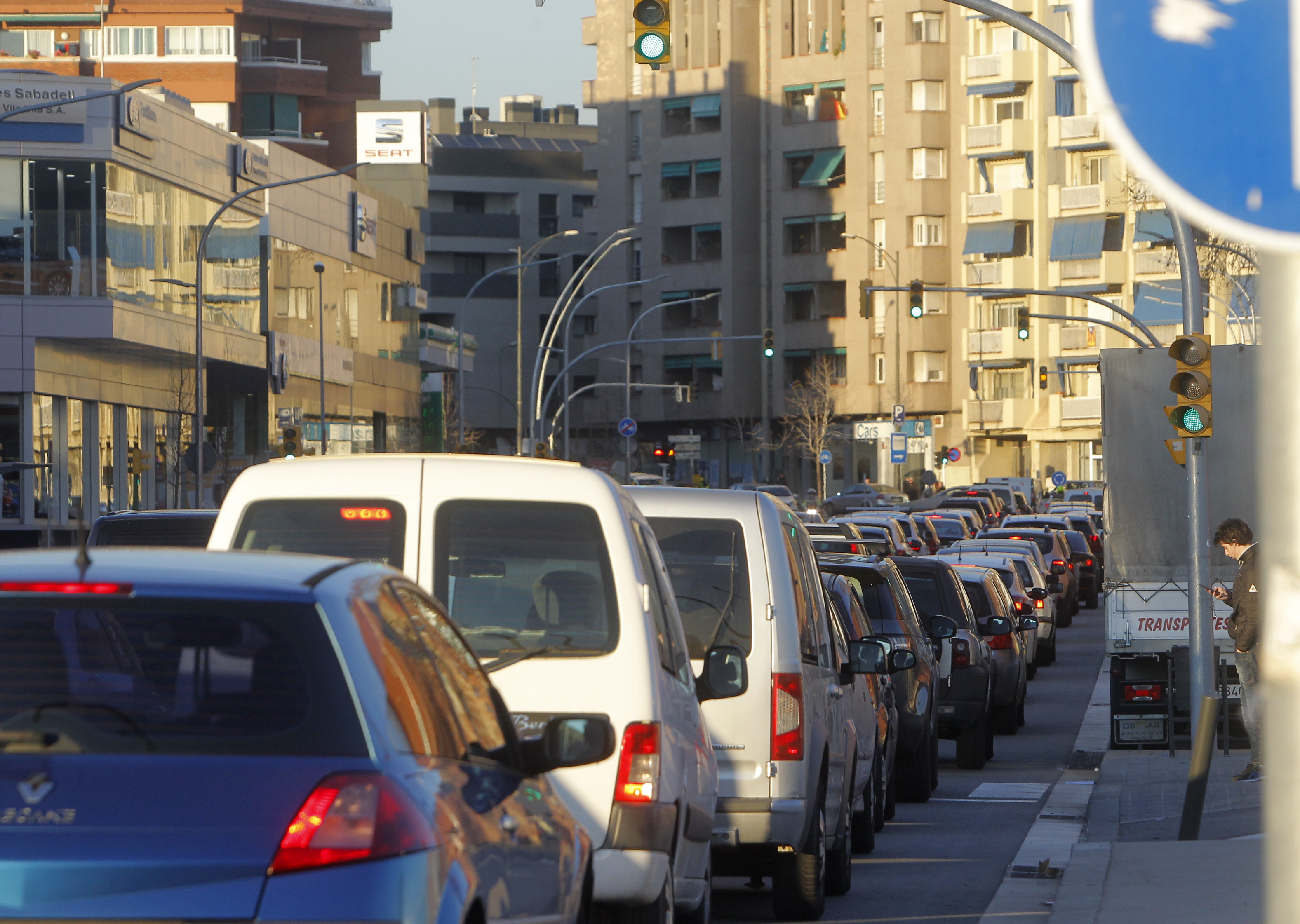 Europa obre la porta a conduir cotxes i camions a partir dels 17 anys