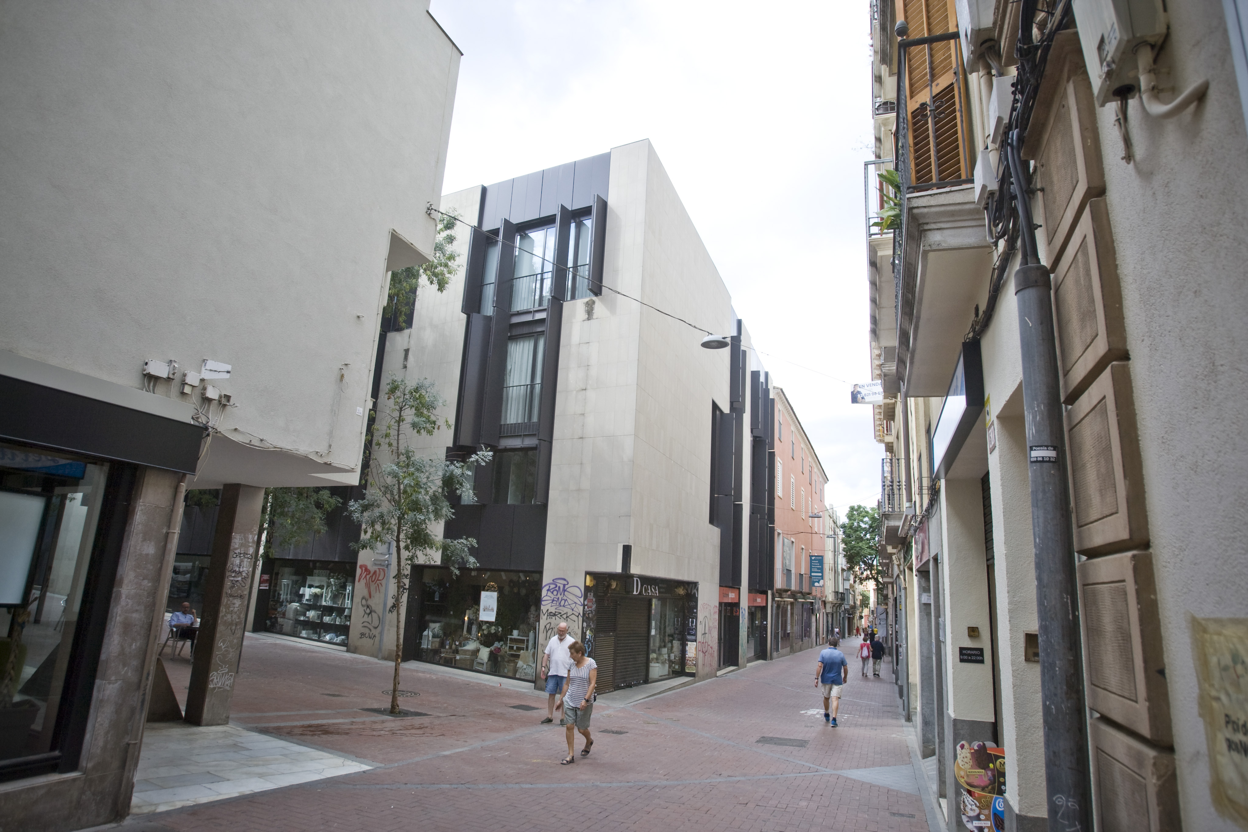Posaran tendals per fer ombra al Centre de Terrassa