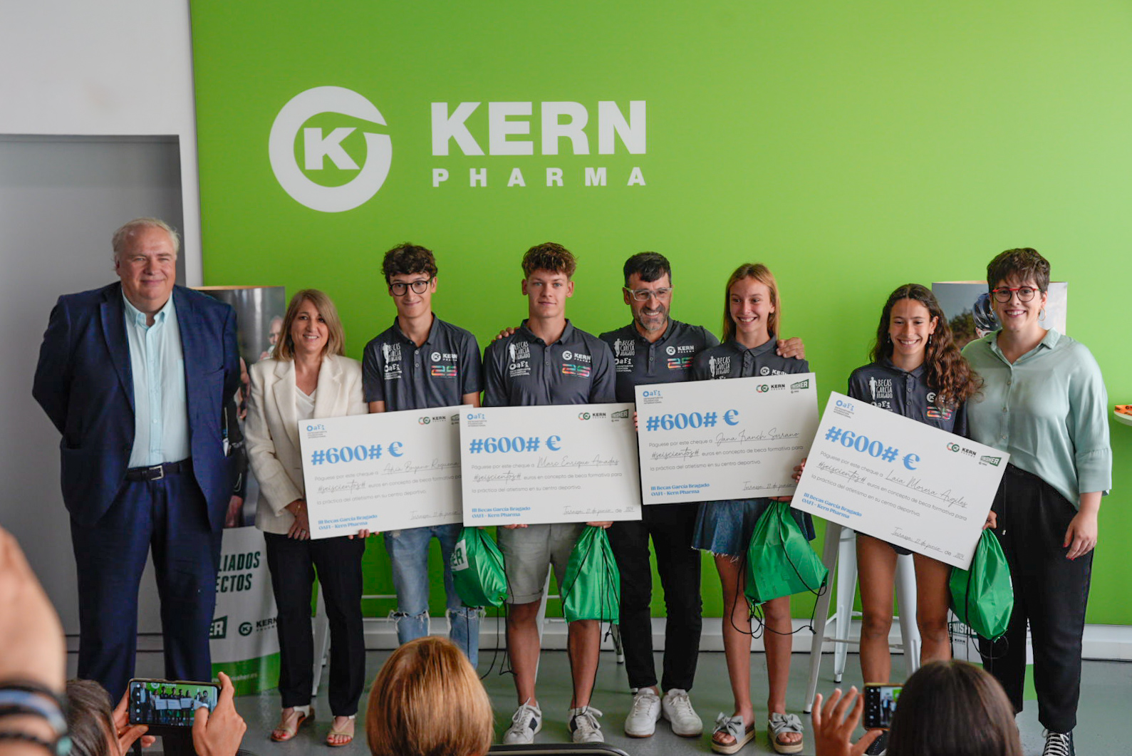 Kern Pharma beca quatre atletes de l’UAT
