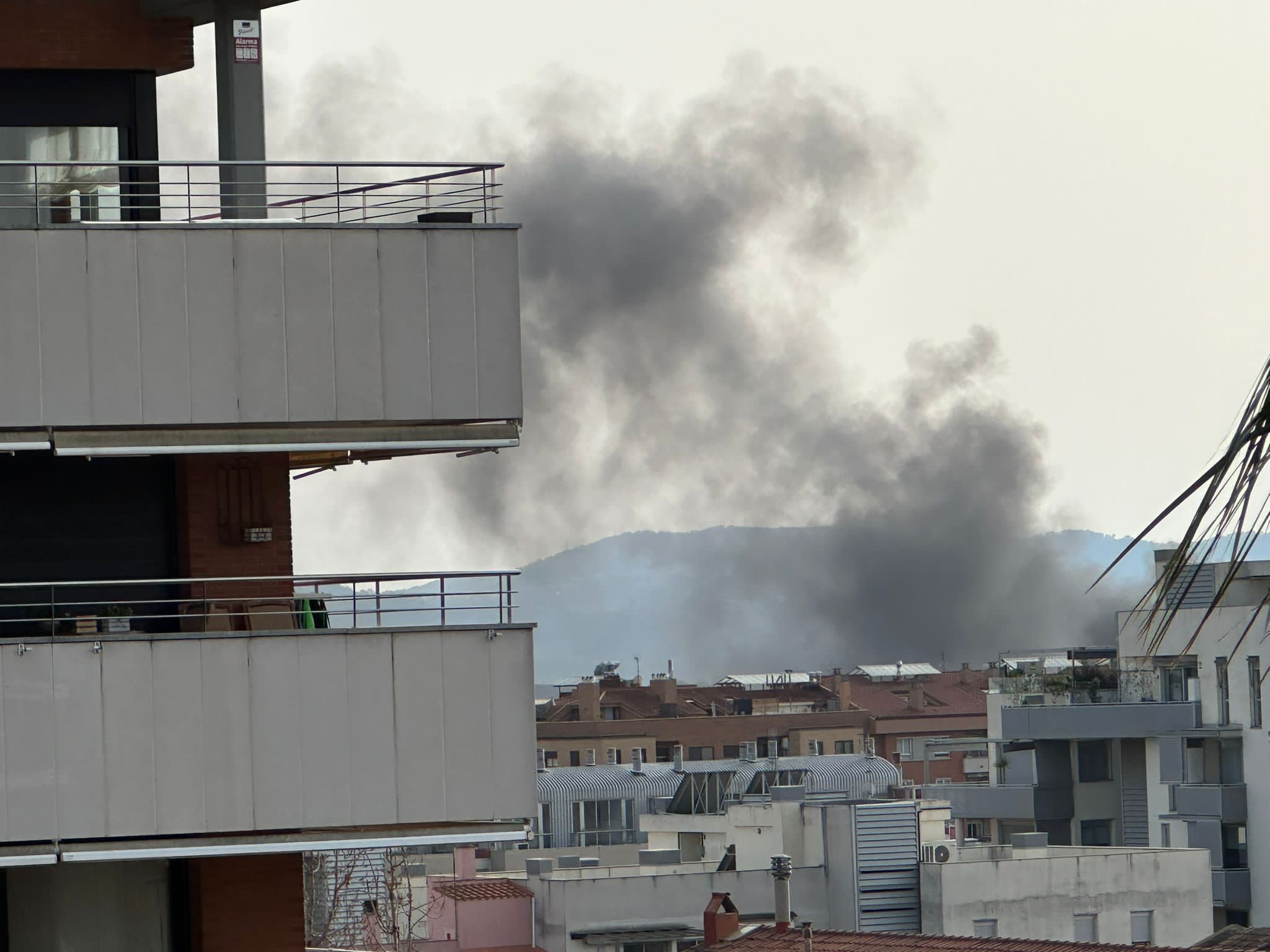 Aparatosa columna de fum per l'incendi d'uns contenidors a Sabadell