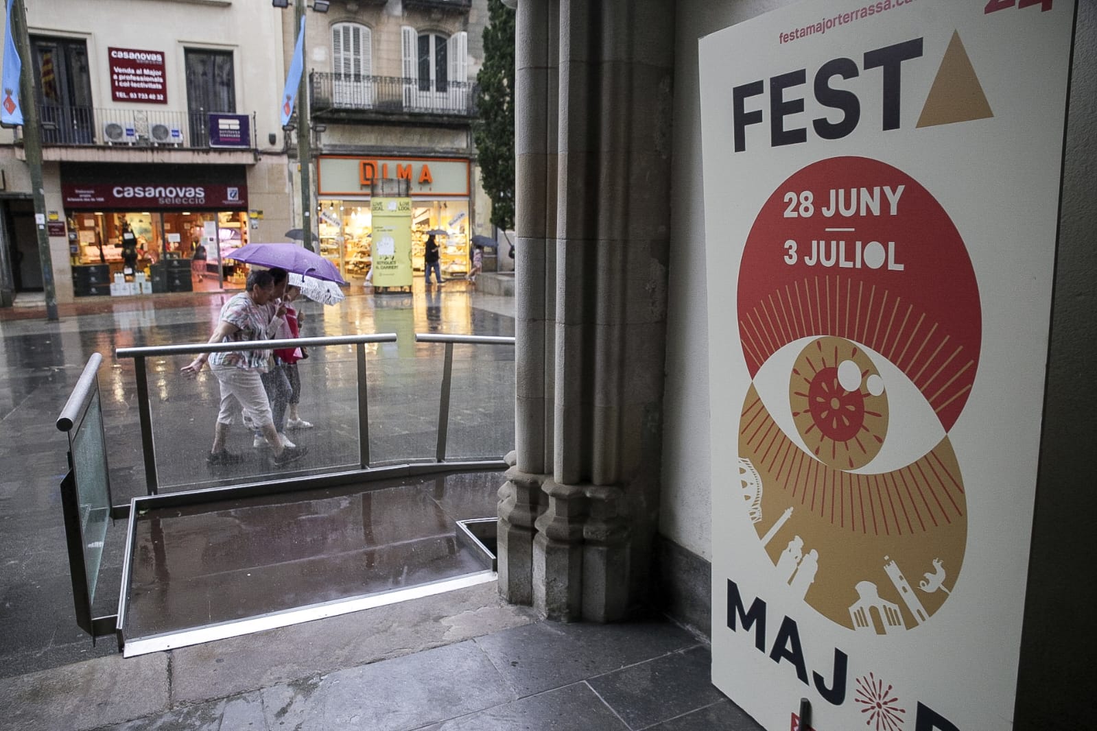 La pluja obliga a suspendre la Mostra de Teatre i remullarà tot el dilluns de Festa Major