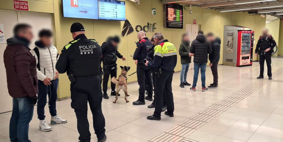 Una desena de denúncies a Sabadell per tinença de drogues i armes al transport públic