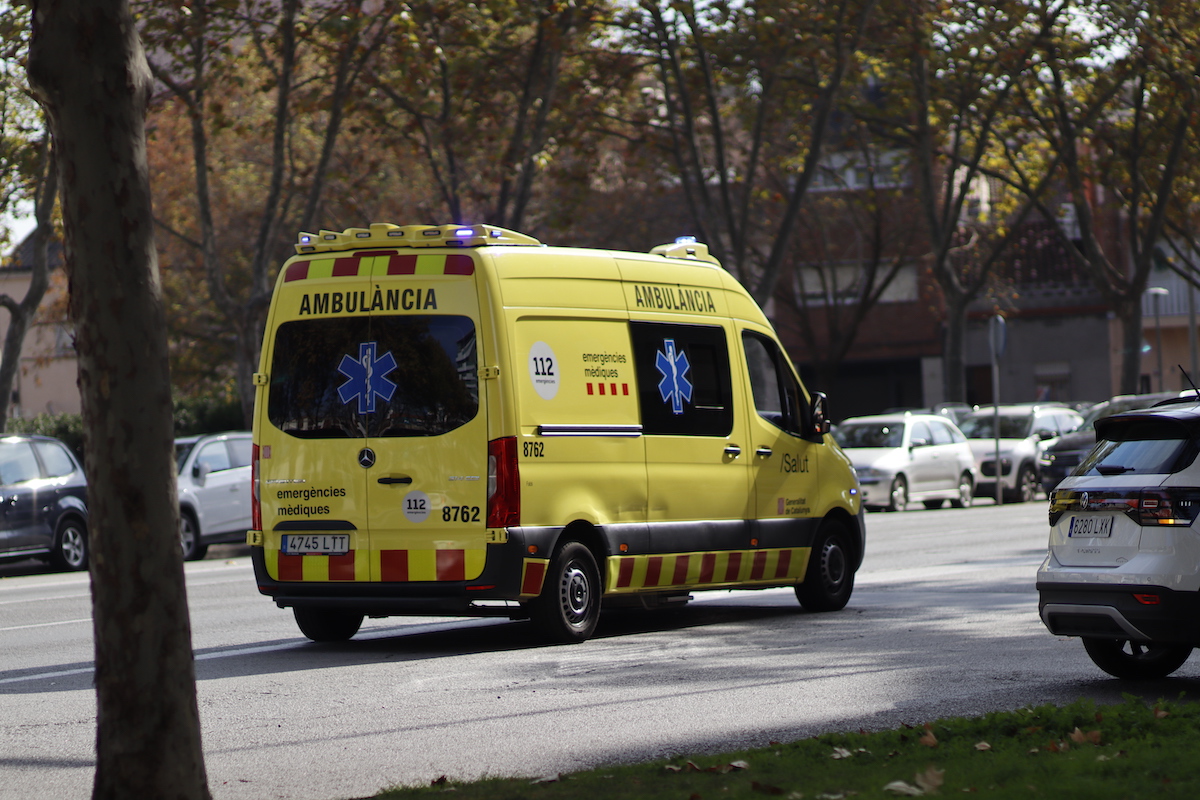Un ciclista que circulava per la vorera atropella una dona de 70 anys