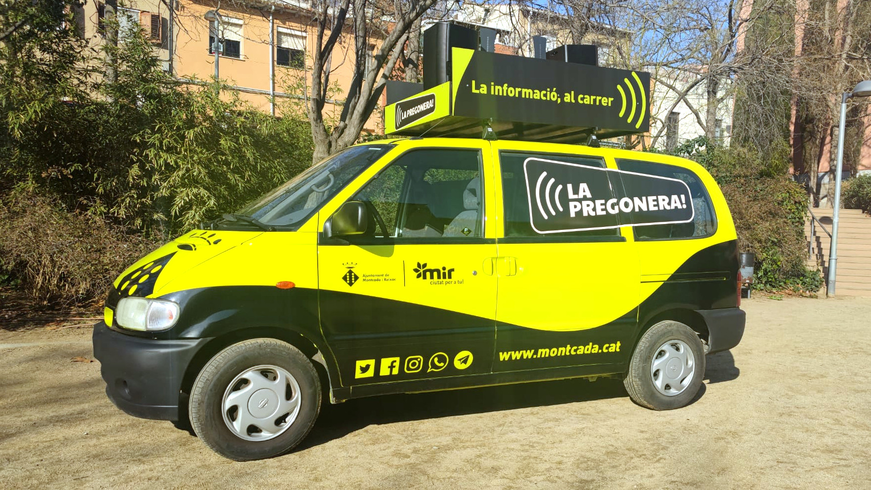 Viatge al passat: Montcada recupera un vehicle per difondre missatges d'interès ciutadà