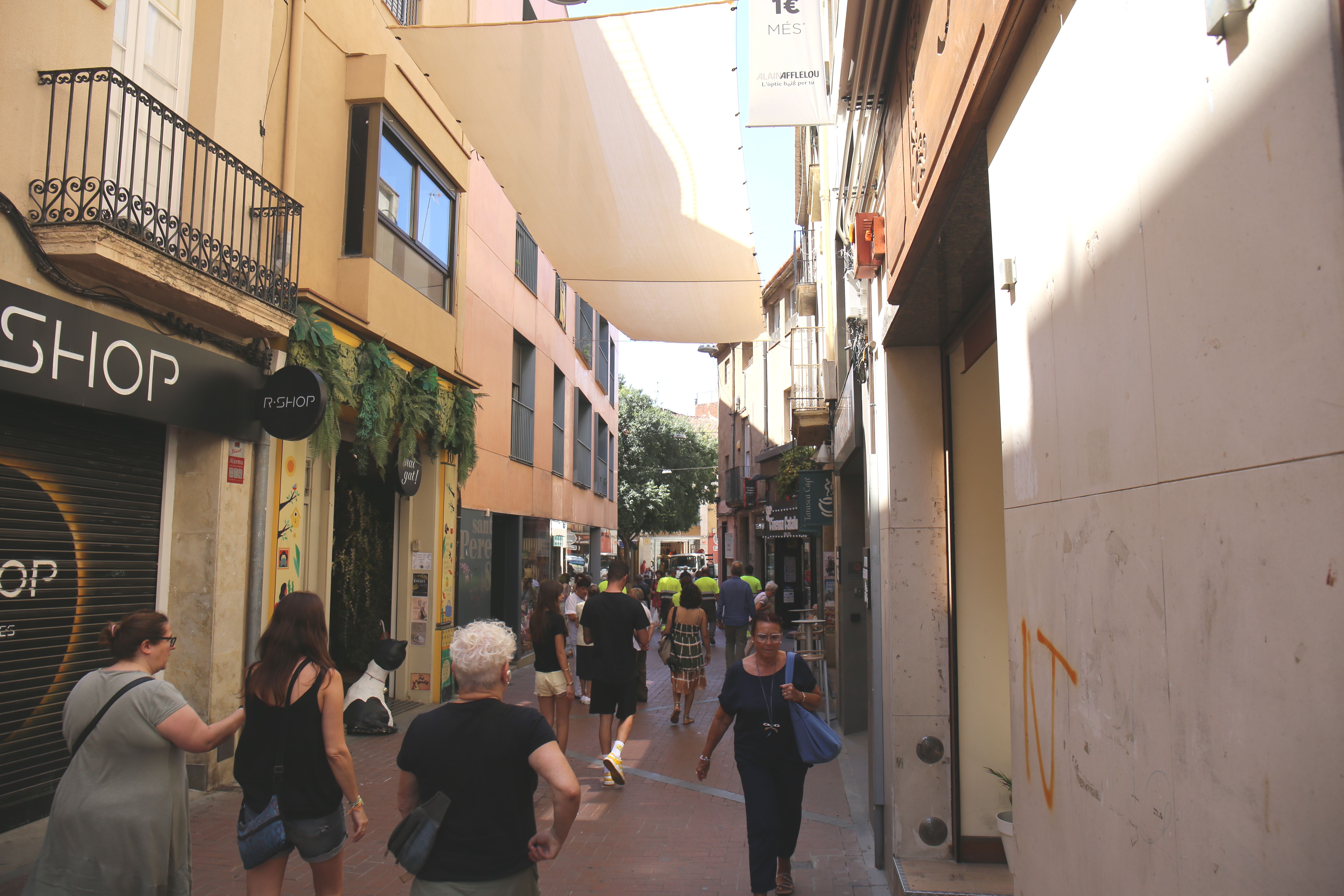 Tendals contra la calor al carrer Sant Pere