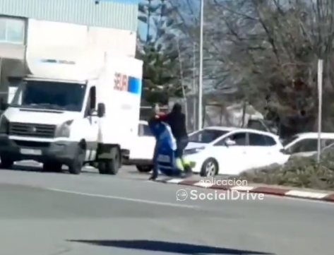 VÍDEO | Baralla a cops de puny entre un repartidor i un conductor en plena carretera a Barberà