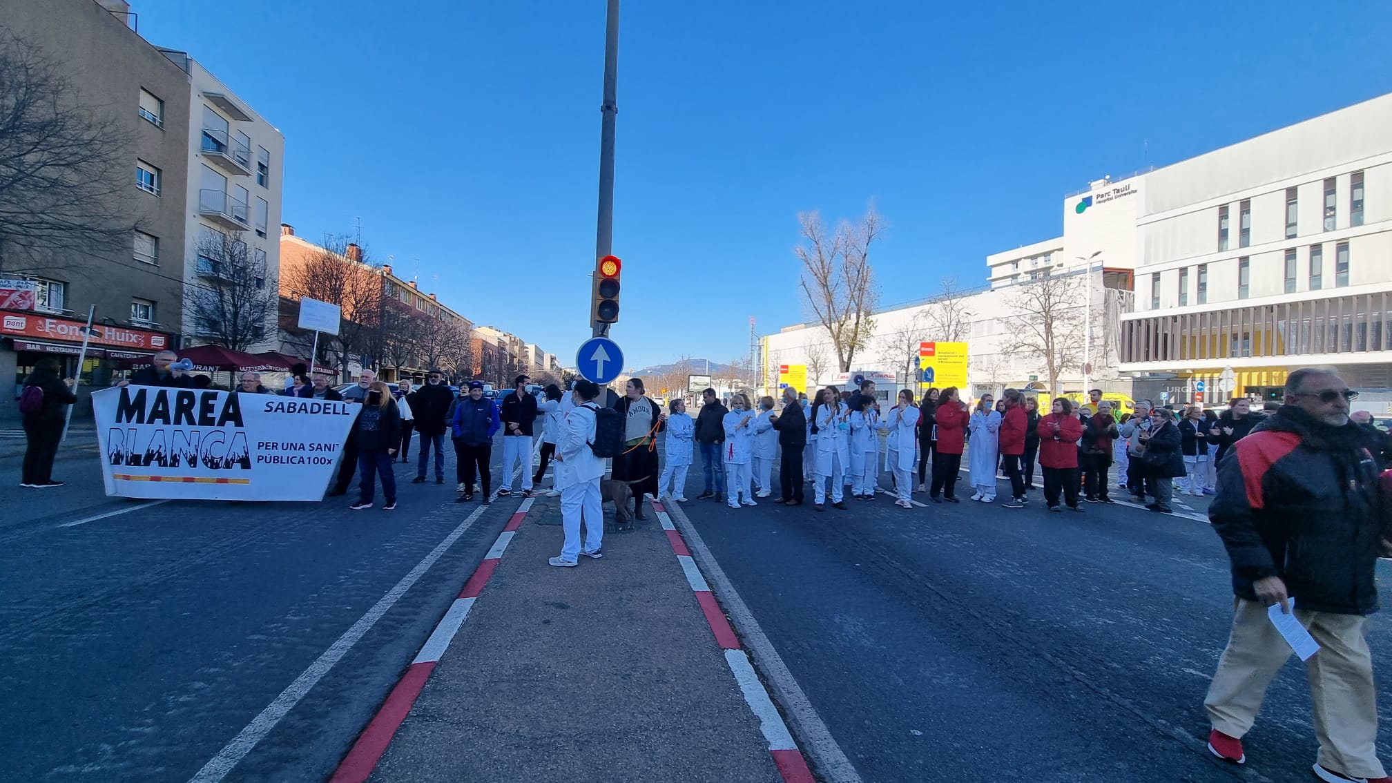 Professionals del Taulí tallen la Gran Via en el tercer dia de vaga de la sanitat