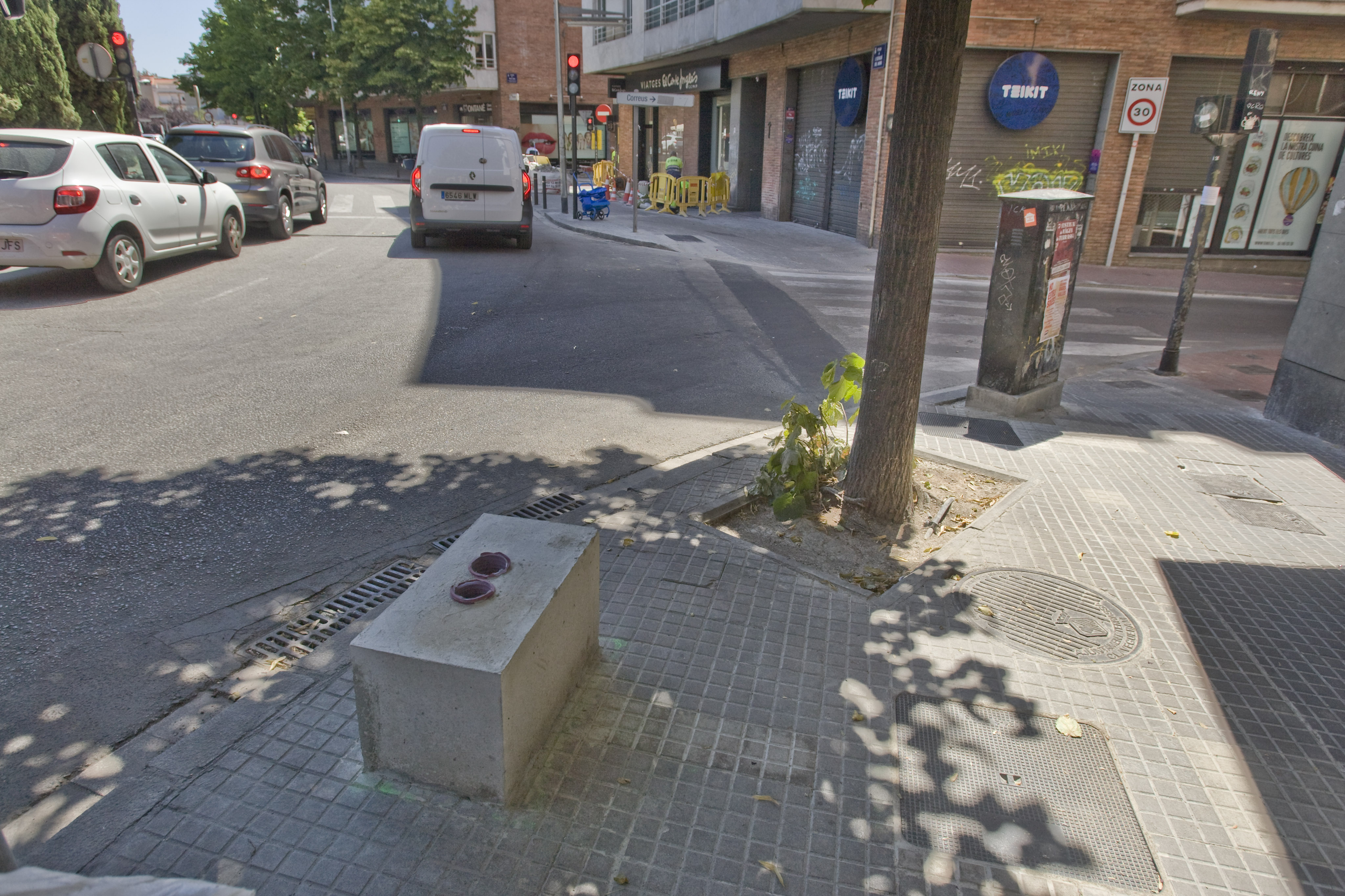 Adeu a una barrera en forma d'armari semafòric a Terrassa