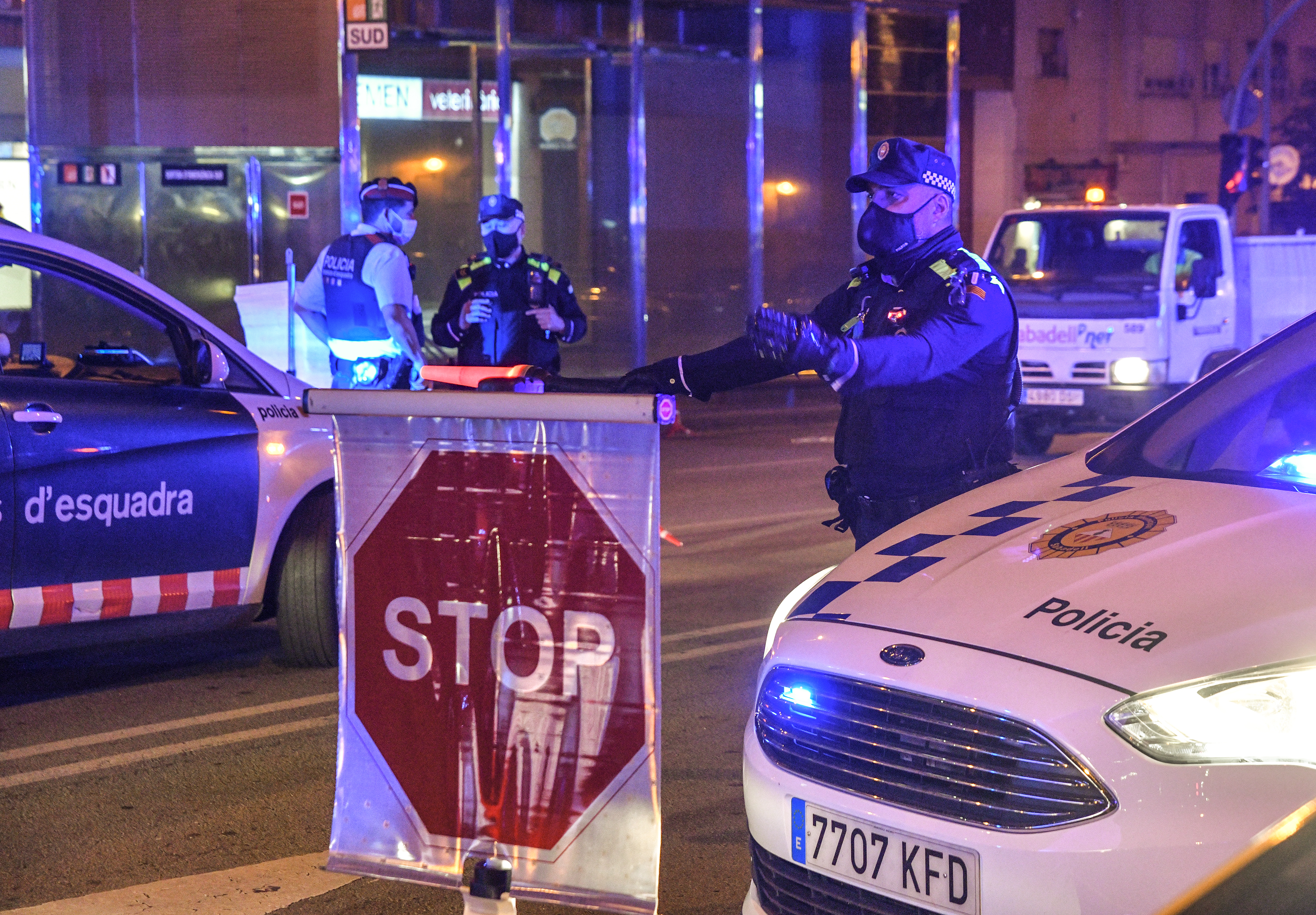 Persecució nocturna d'un conductor sense carnet que va fugir d'un control a Sabadell