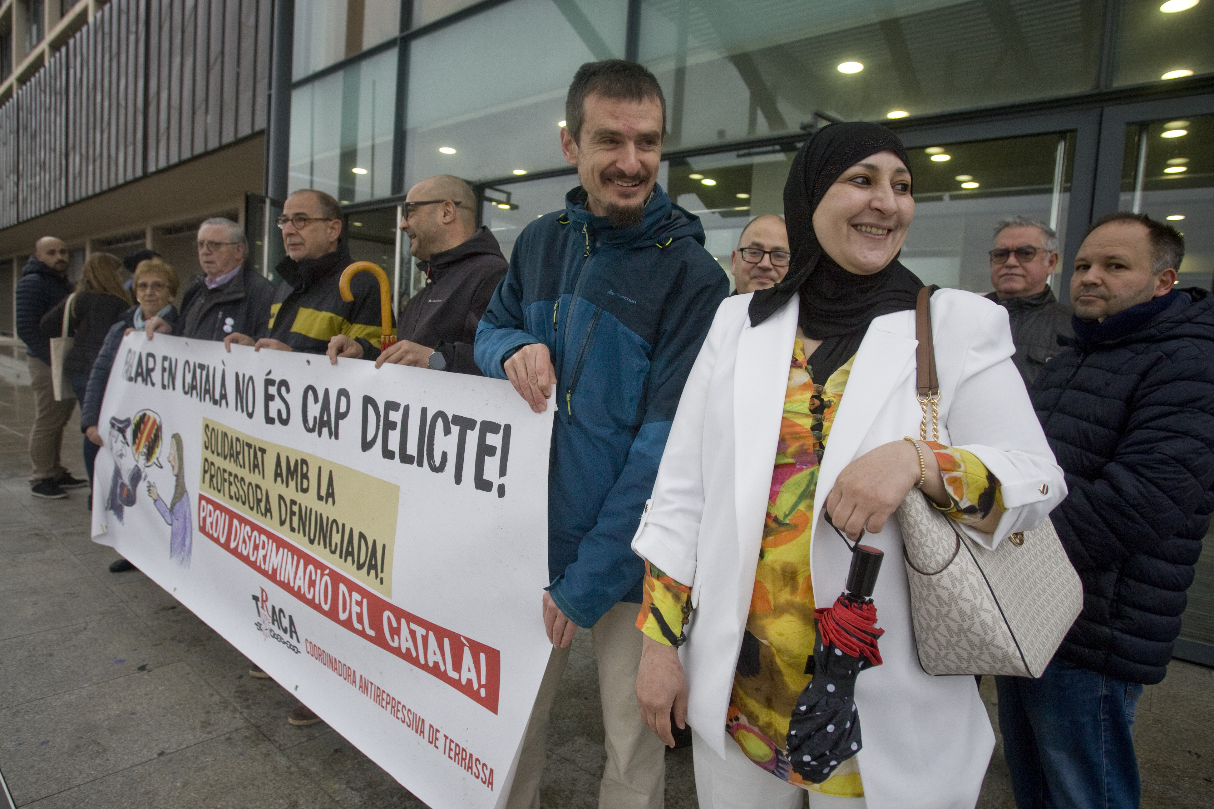 Suport a la professora denunciada per parlar català a la comissaria de Terrassa
