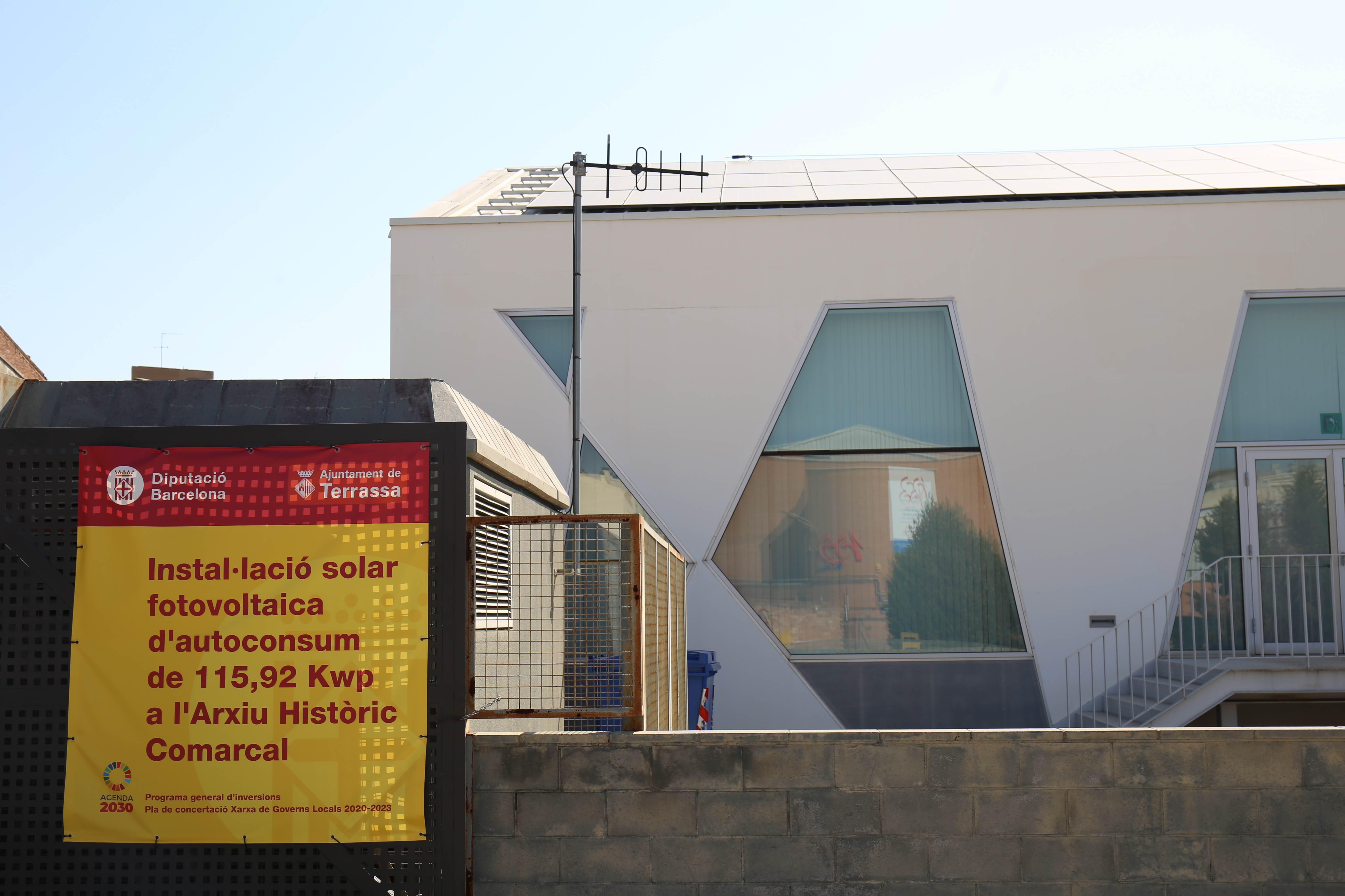 Plaques solars a la coberta de l'Arxiu Històric de Terrassa