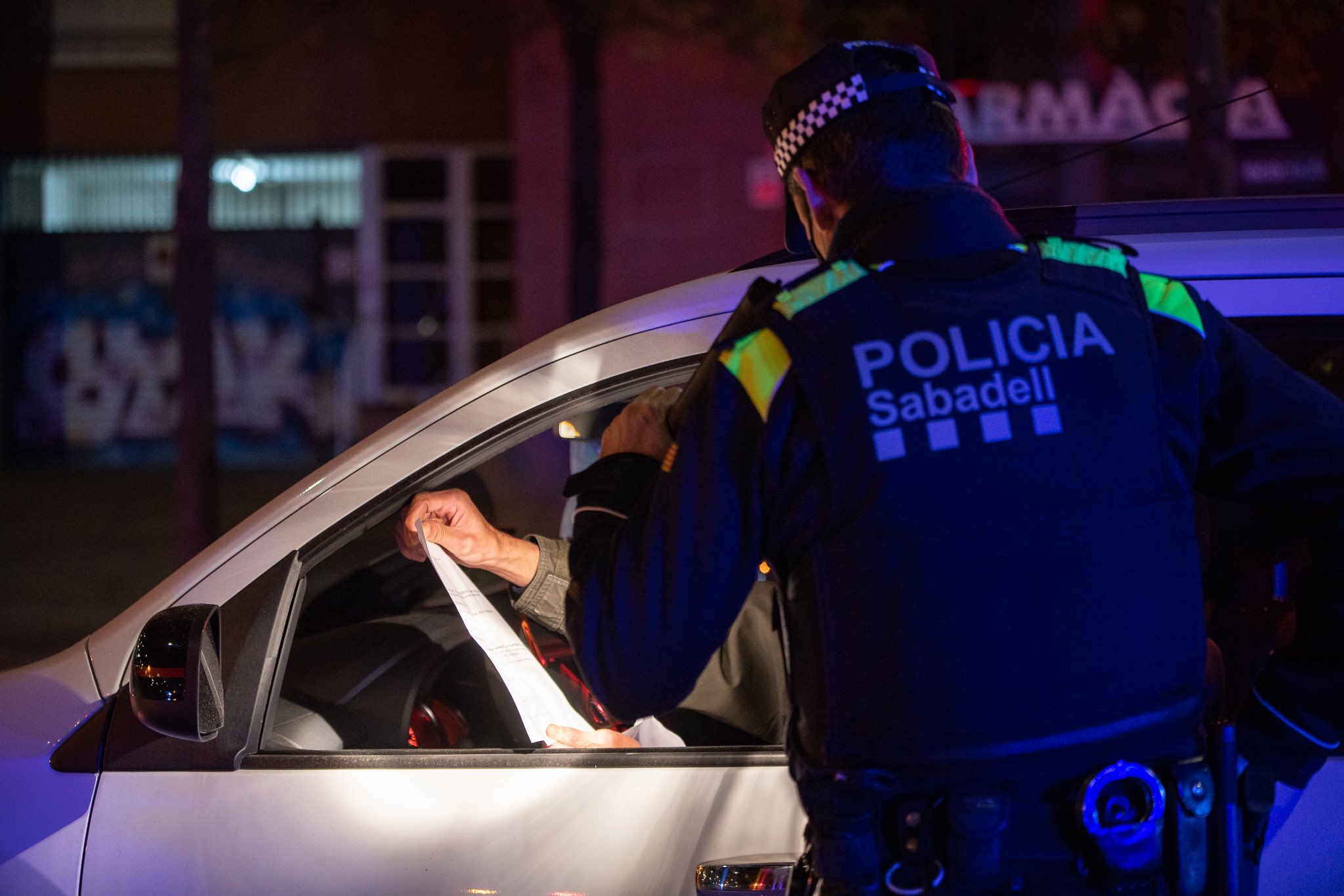 Dona 1,41 mg/l en el test d'alcoholèmia després de xocar contra quatre vehicles estacionats