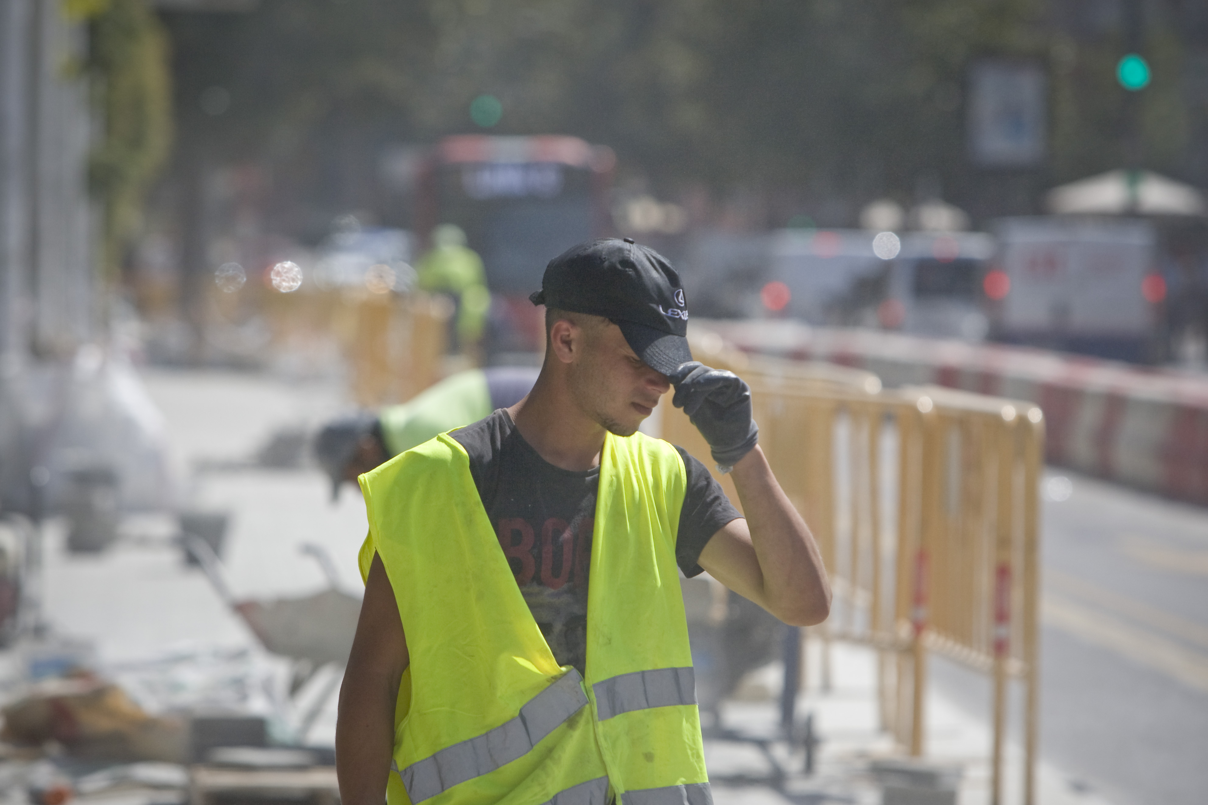 Treballant a peu de carrer sota el sol