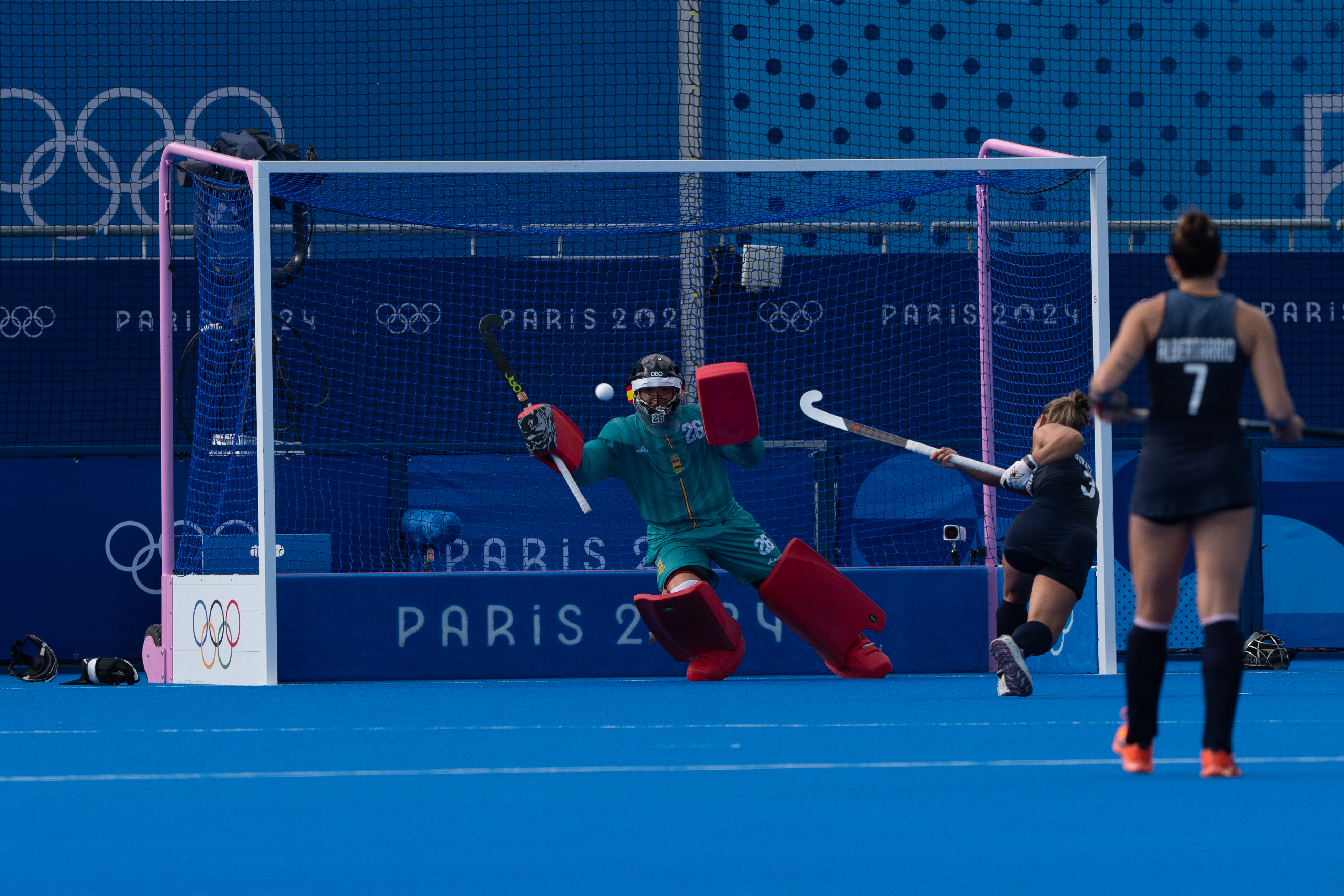 La selecció femenina de hockey cau amb la cara ben alta