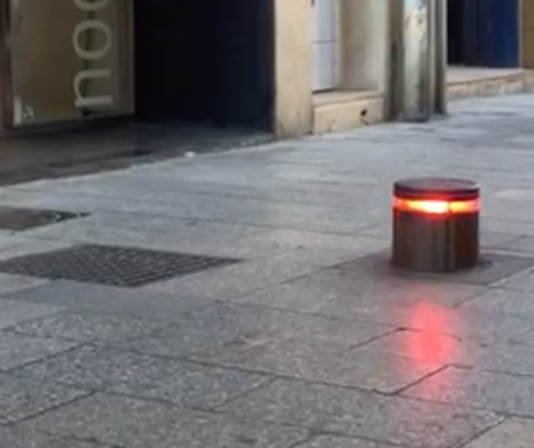 Un altre accident d'un vianant per culpa de la pilona del carrer de Gràcia