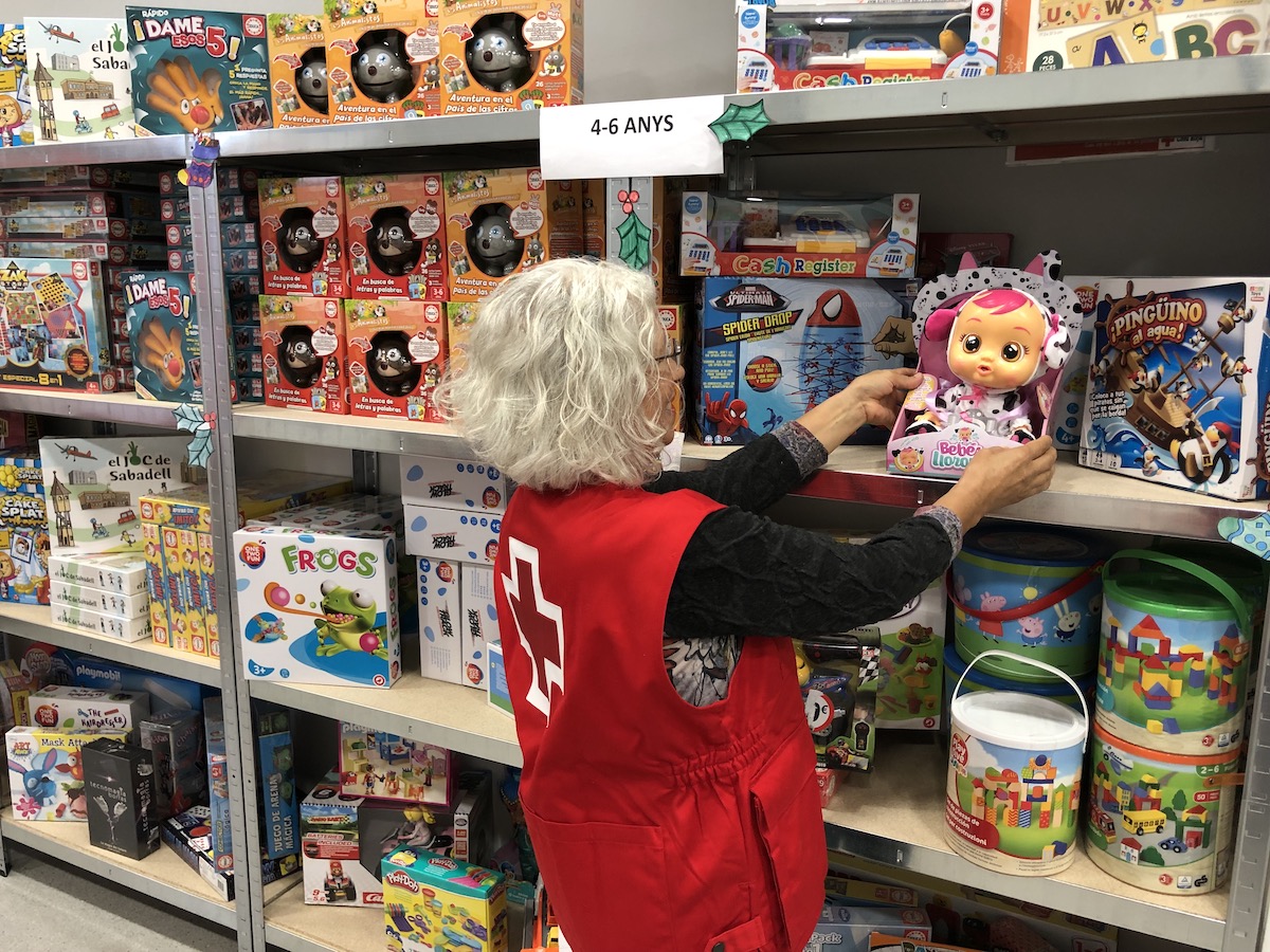 Creu Roja Sabadell entrega joguines a prop de 2.000 infants per Nadal