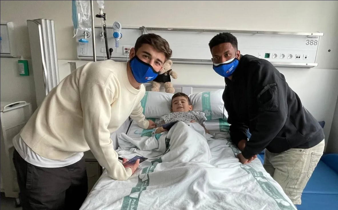 Gavi i Balde, del FC Barcelona, visiten els infants ingressats a l'hospital Parc Taulí de Sabadell