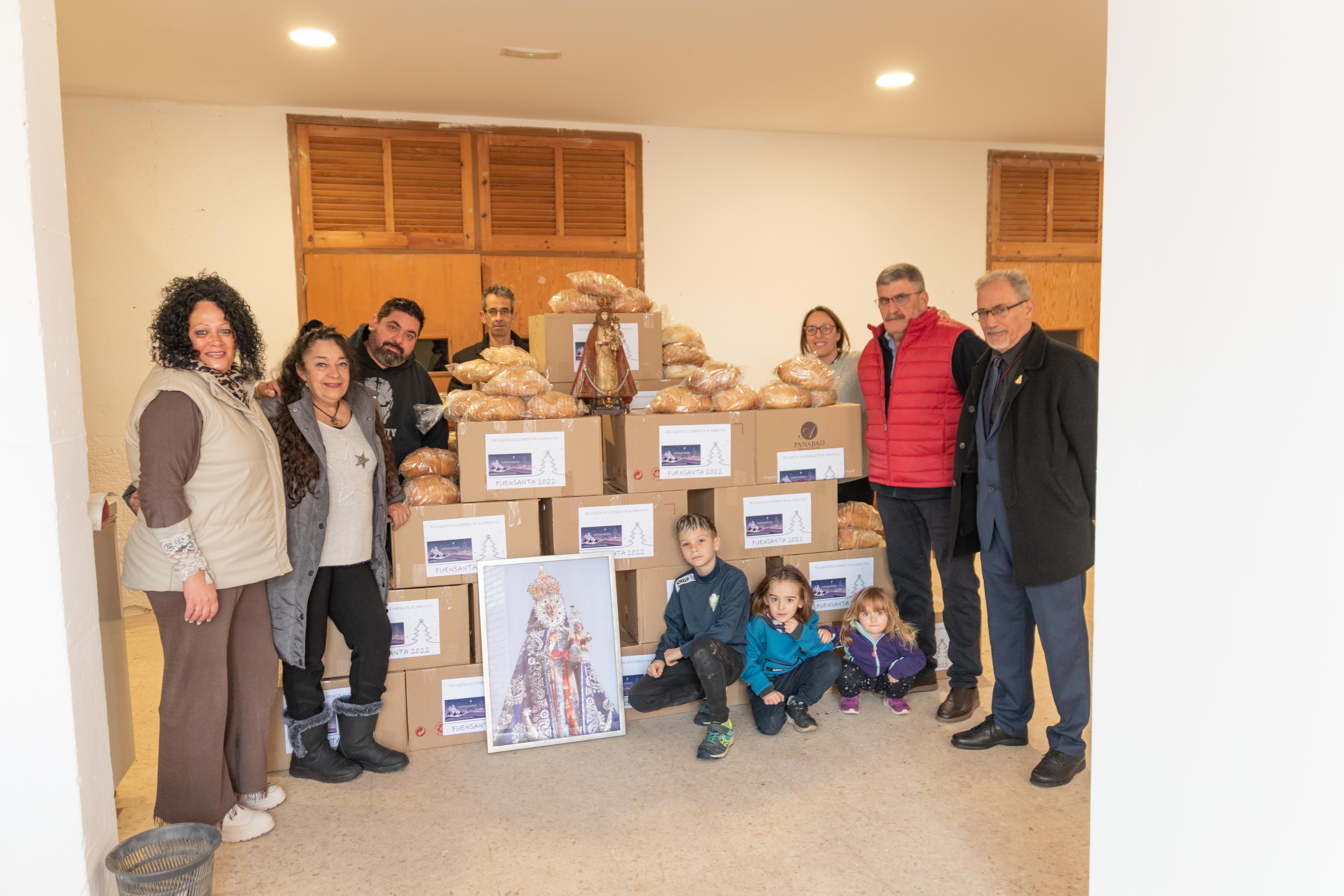 El tradicional repartiment solidari de la Fuensanta ajuda 45 famílies de ca n'Oriac