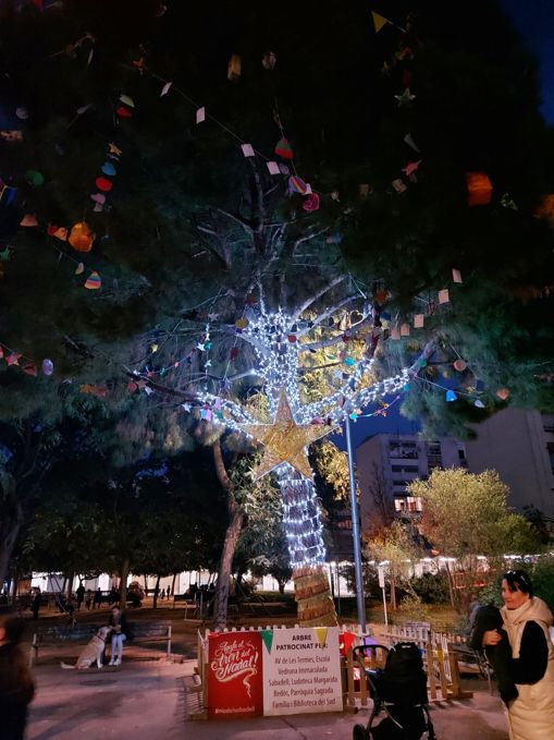 La plaça de Les Termes es vesteix per Nadal