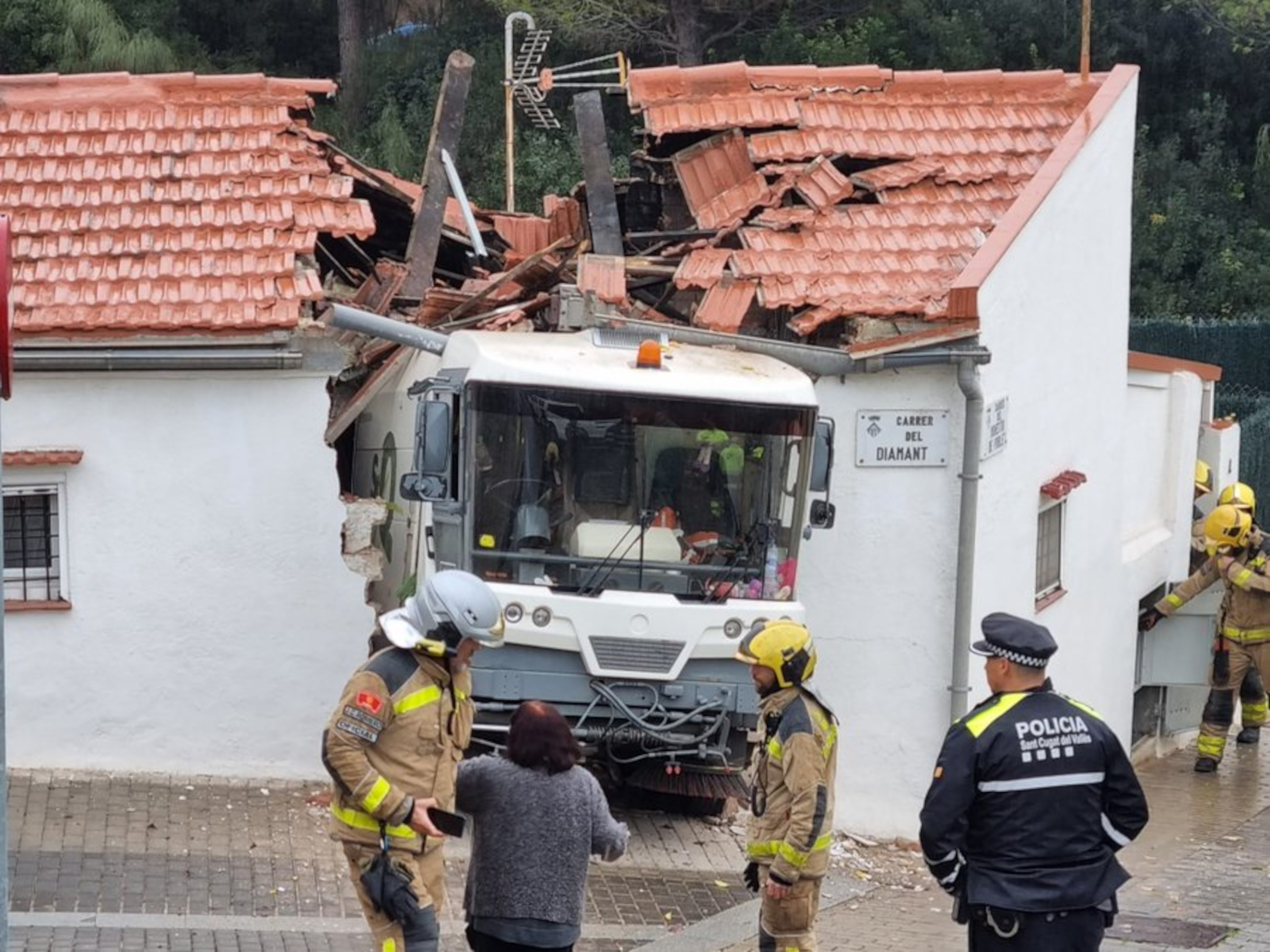 Un vehicle de neteja s'encasta contra una casa a Sant Cugat