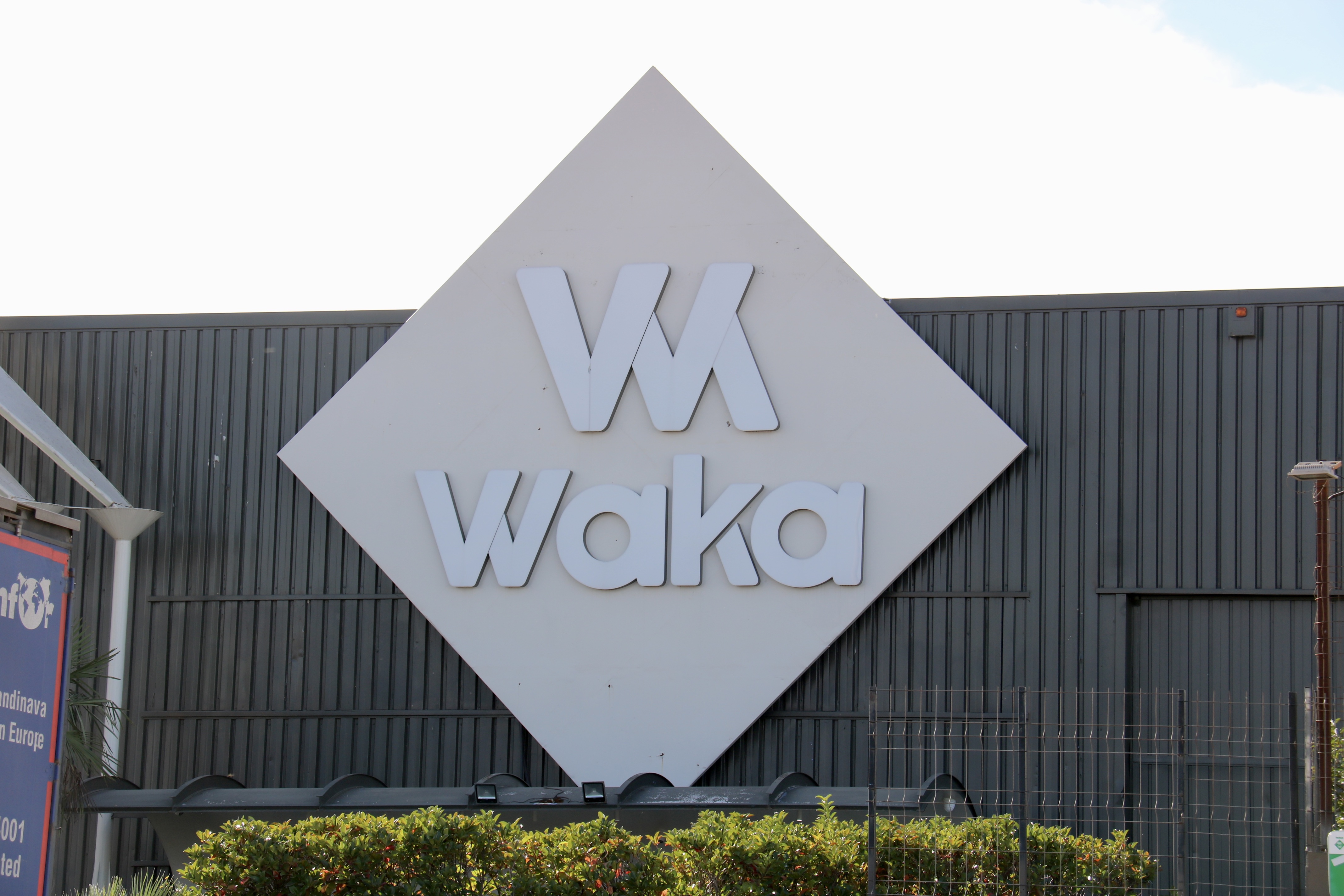 Llibertat amb càrrecs per als detinguts per llançar pedres contra la policia a la sortida de Waka