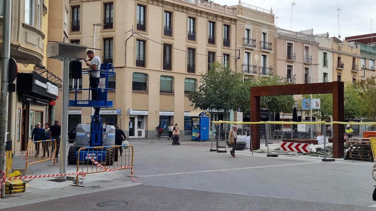 Instal·len el projector de la nova cortina d'aigua del Passeig