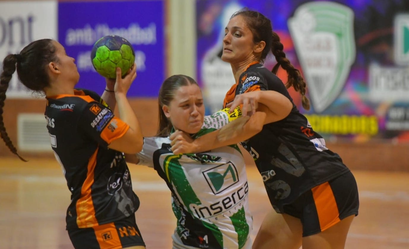 Ensopegada de l'OAR Gràcia femení davant el Sant Vicenç (24-26)
