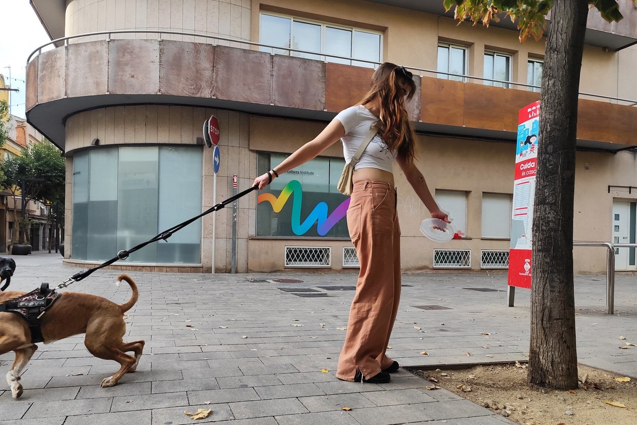 Donen ampolles per esbandir els orins dels gossos a Rubí