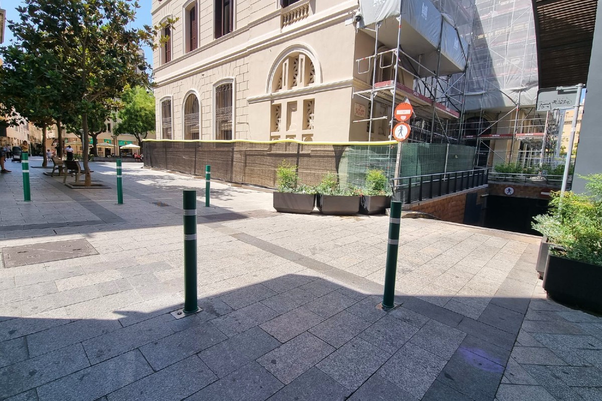 Noves pilones de seguretat a l'aparcament de la plaça del Doctor Robert de Sabadell