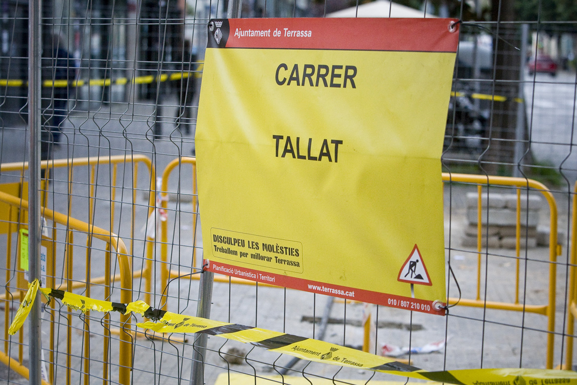 Tall de trànsit a l’avinguda de les Glòries Catalanes per obres d'asfaltatge