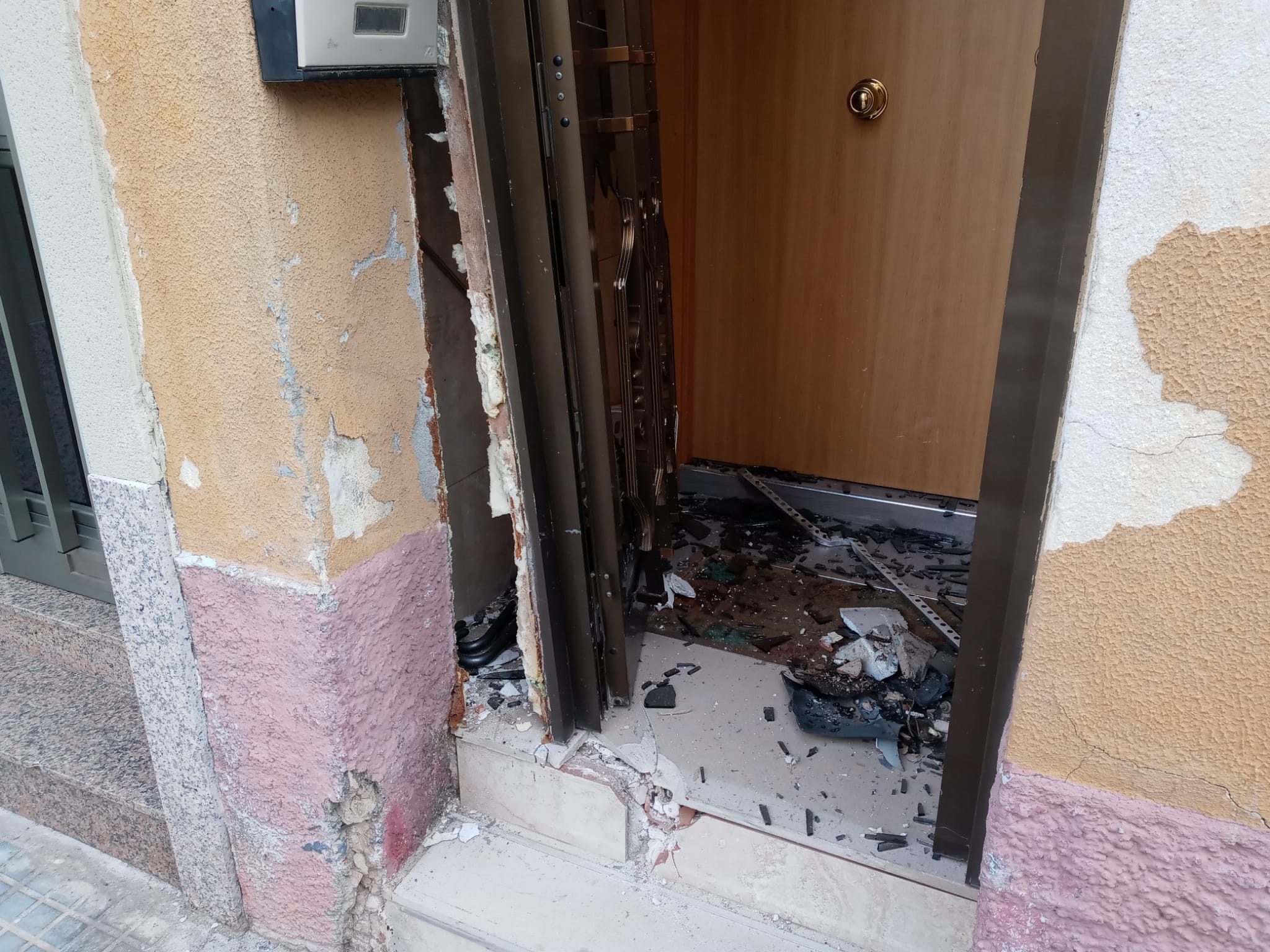 Un cotxe destrossa una façana en un accident a Terrassa