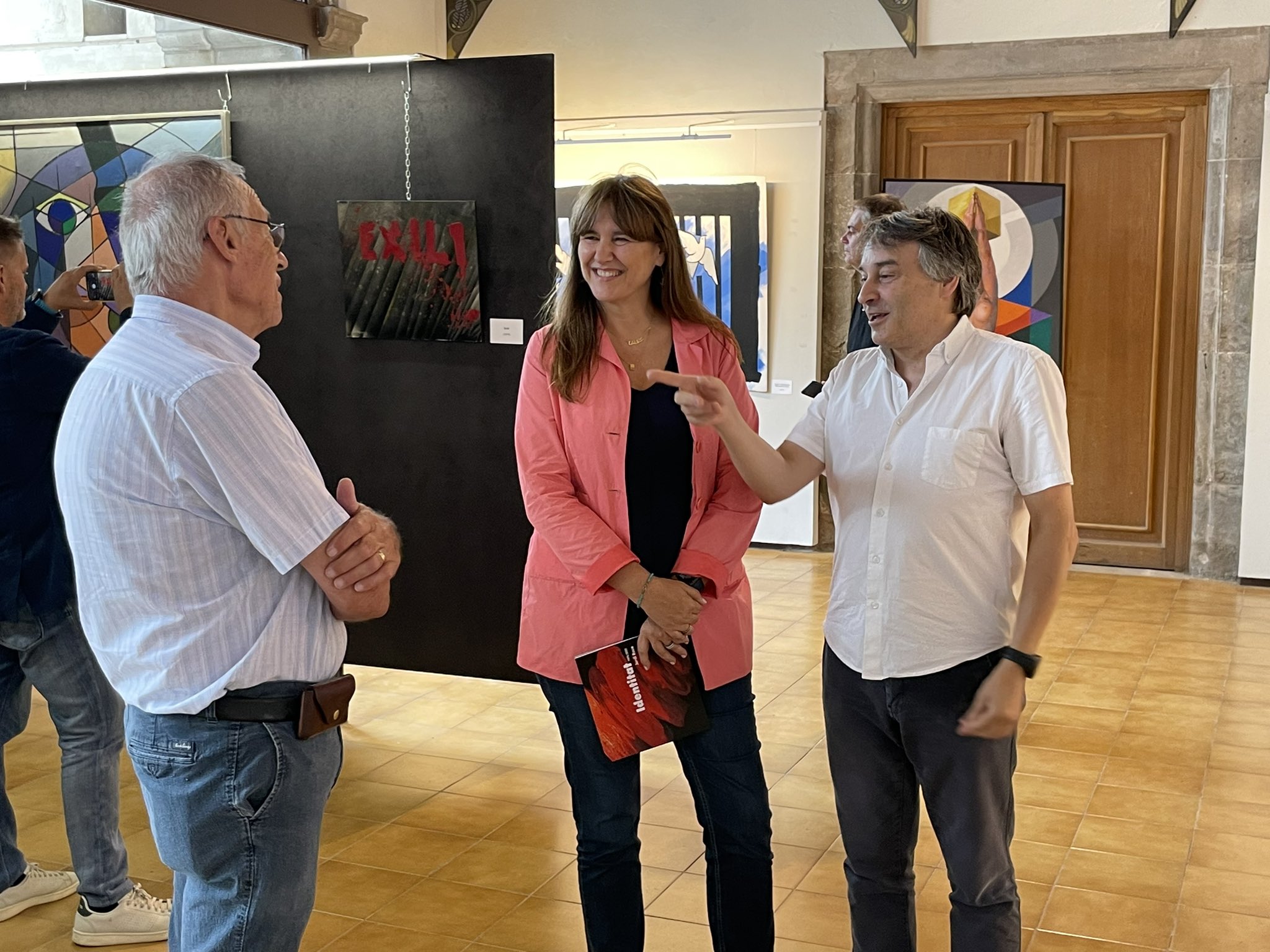 L’expresidenta del Parlament, Laura Borràs, visita l’exposició del pintor sabadellenc Jordi Roca a Ripoll