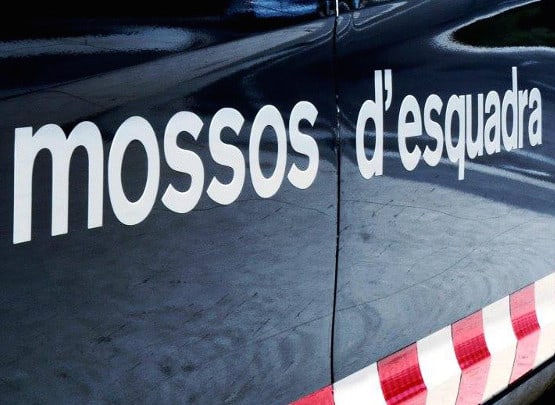Els roben violentament dues cadenes d'or després de sortir de Waka