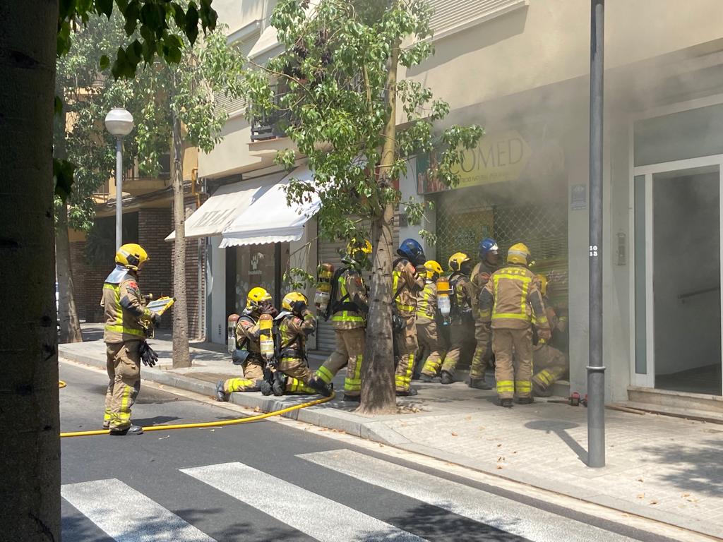 Un incendi crema un local al centre de Sabadell
