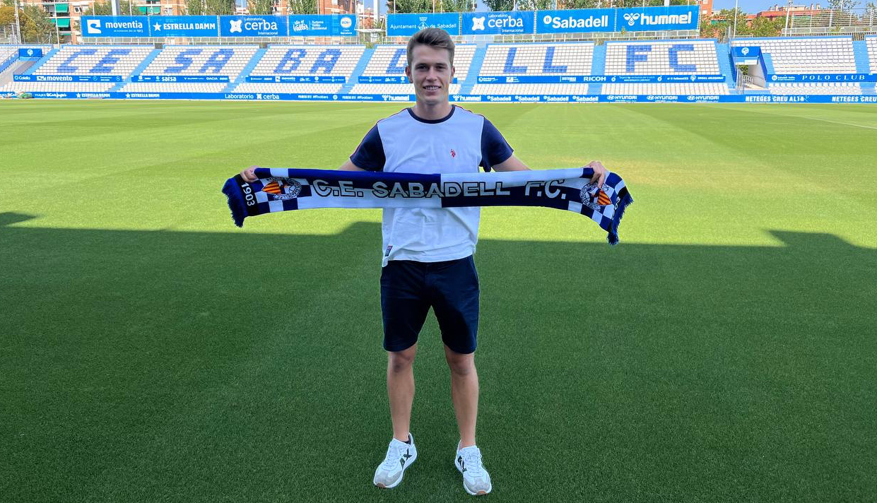 Víctor Vidal (SD Logronyès) tanca la porteria del Sabadell