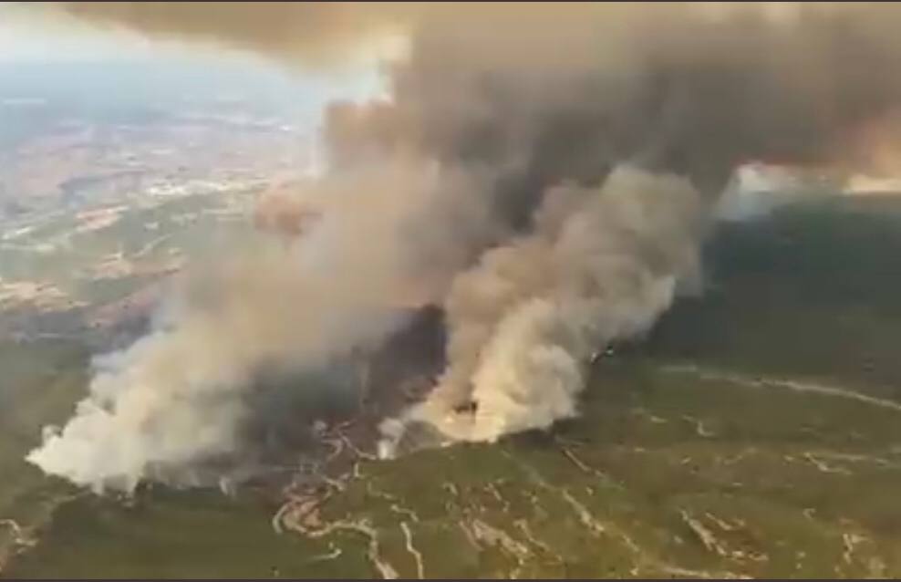 Incendi al Bages: crema part de Sant Llorenç del Munt i el fum es veu des de Sabadell