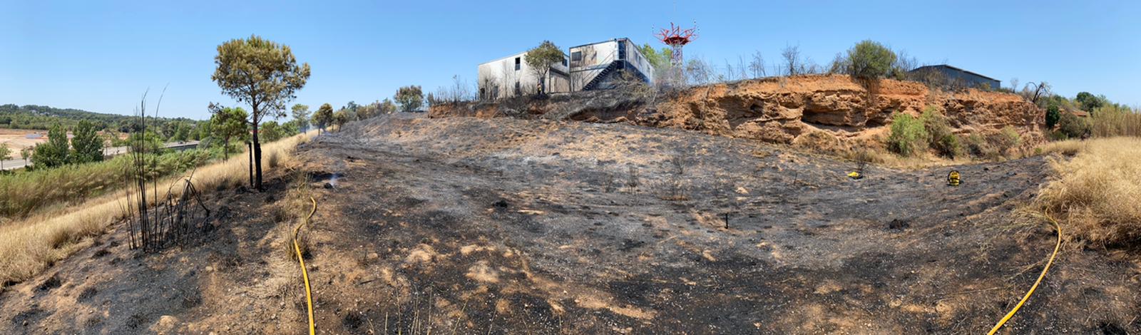 Els bombers apaguen un petit incendi a l'aeroport