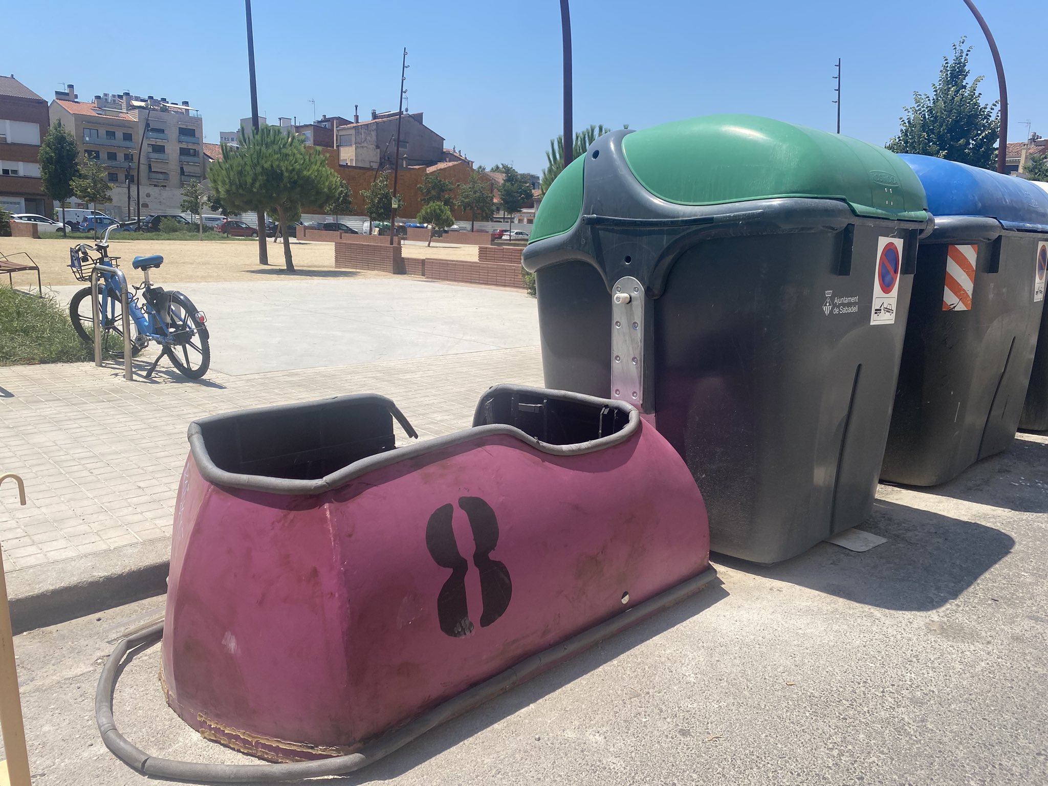 El misteriós auto de xoc aparcat a la plaça de Lluís Subirana
