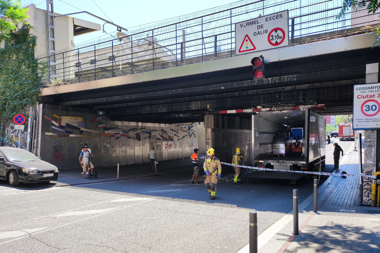Un camió s'encasta contra el pont de Renfe de Cerdanyola del Vallès