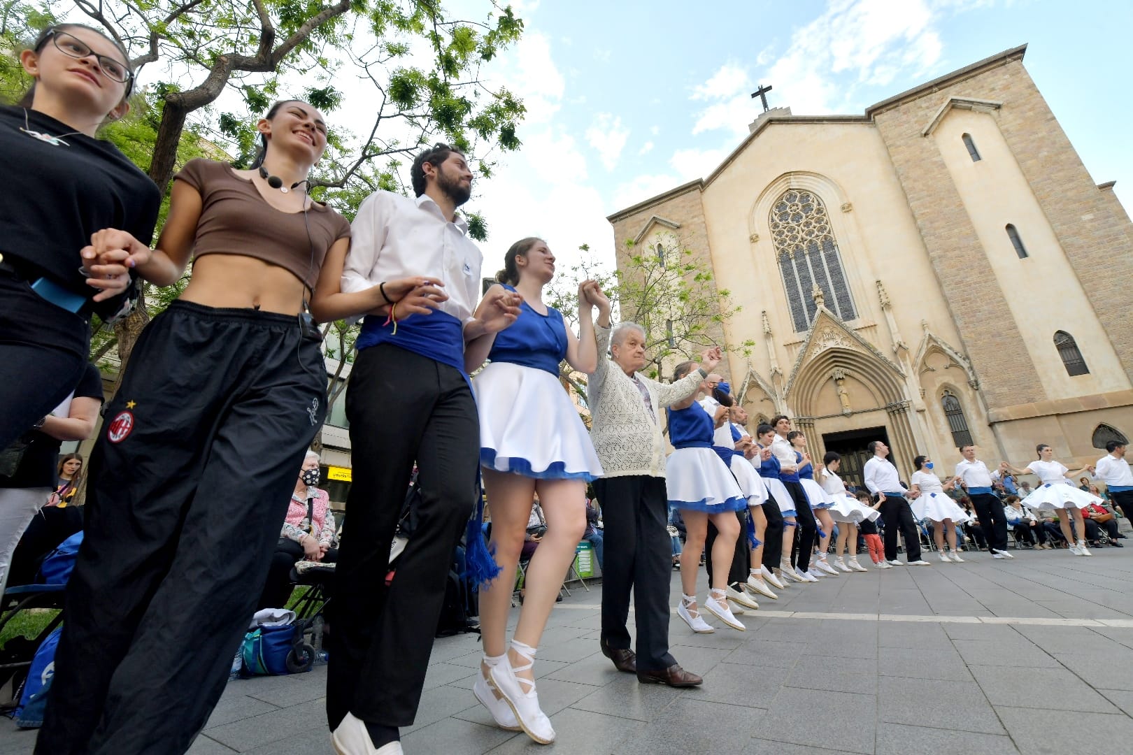 El grup Mirant al Cel celebra el seu 75è aniversari amb una ballada de sardanes