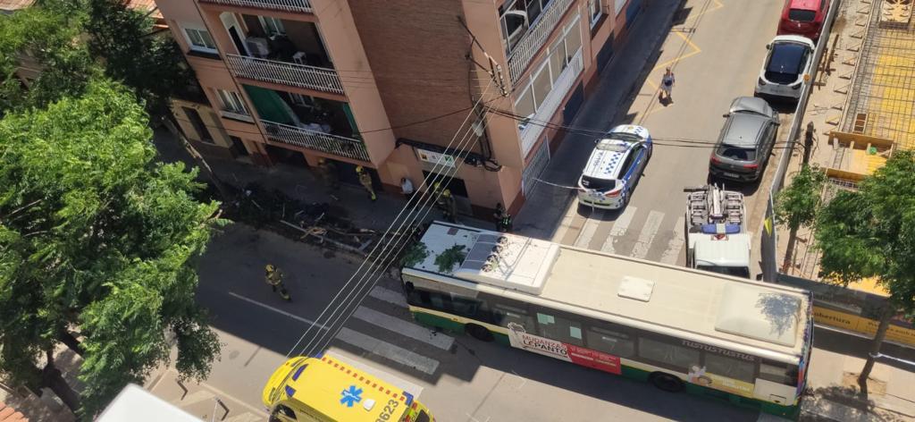 Un cotxe i un autobús, protagonistes d'un accident al carrer de Brutau
