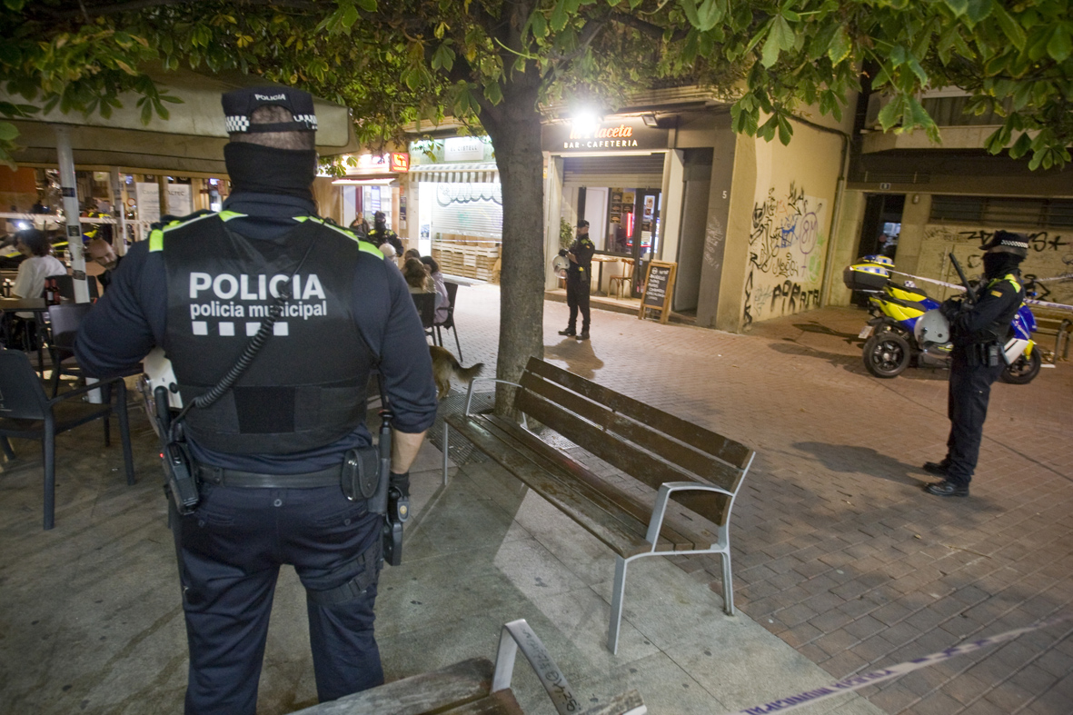 Un home n'agredeix un altre per robar-li el mòbil a Terrassa