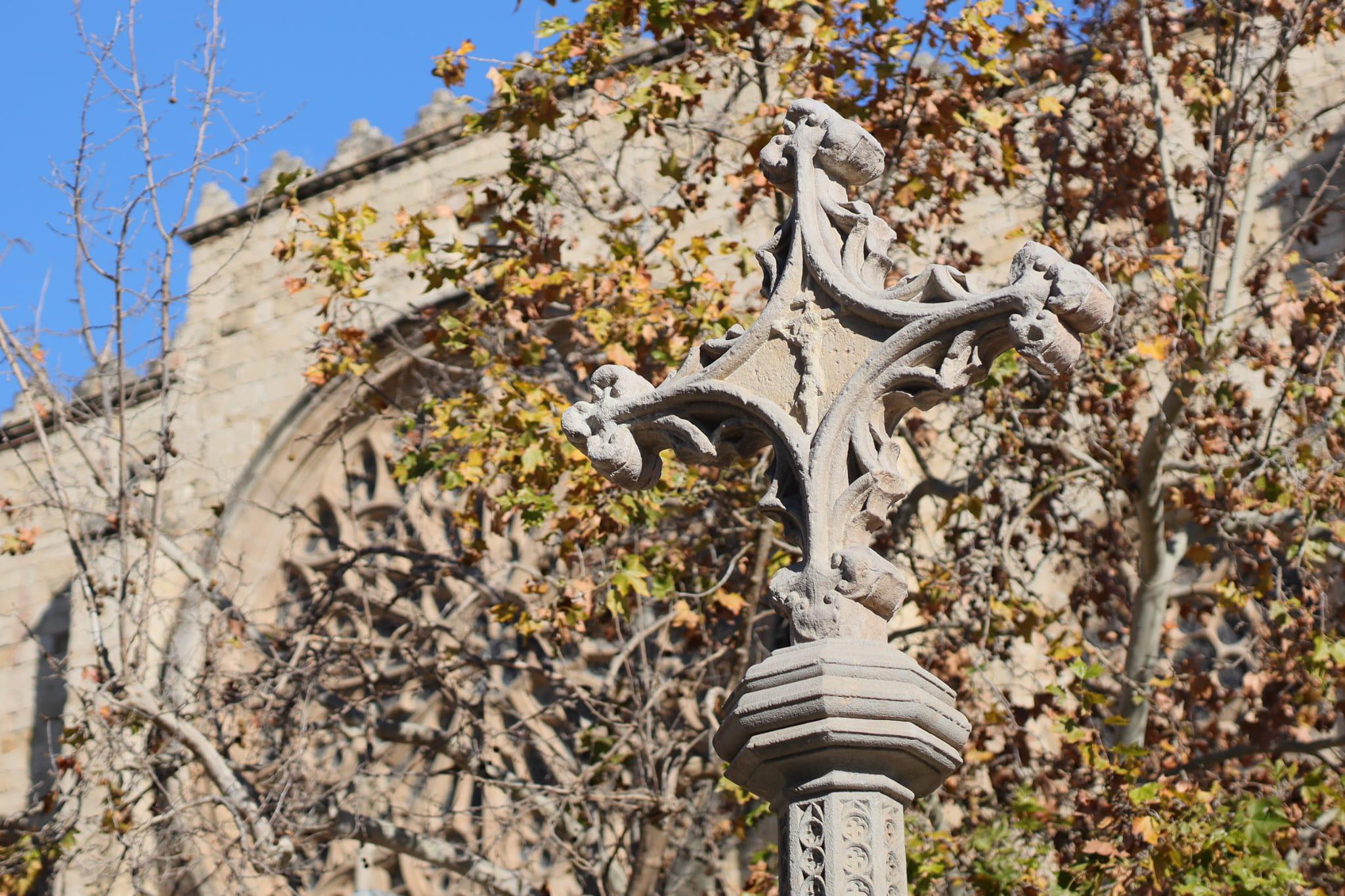 La rèplica de la Creu de Terme de Sant Cugat ja està col·locada