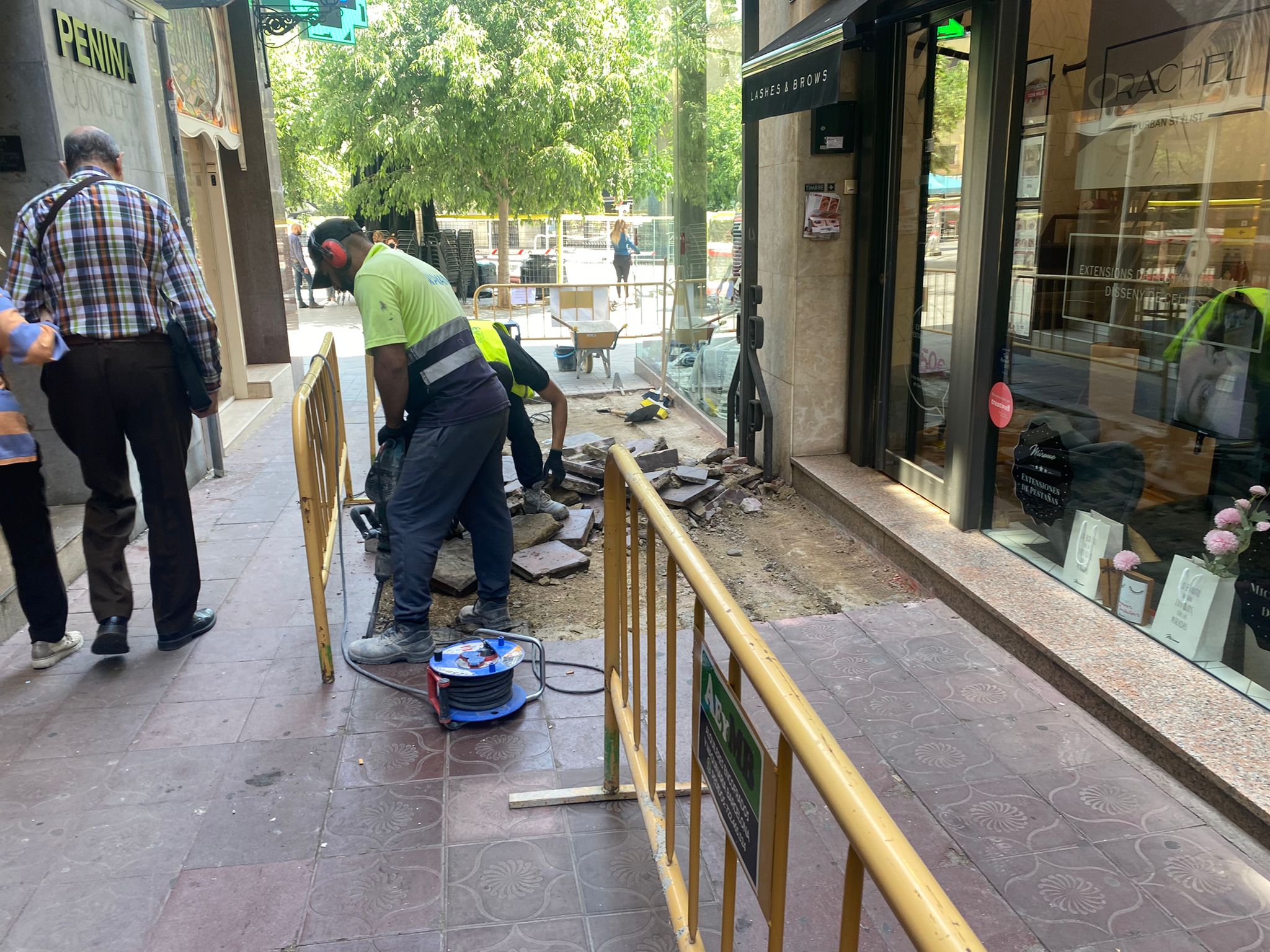 Comencen les obres de reparació de la vorera d'una desena de carrers