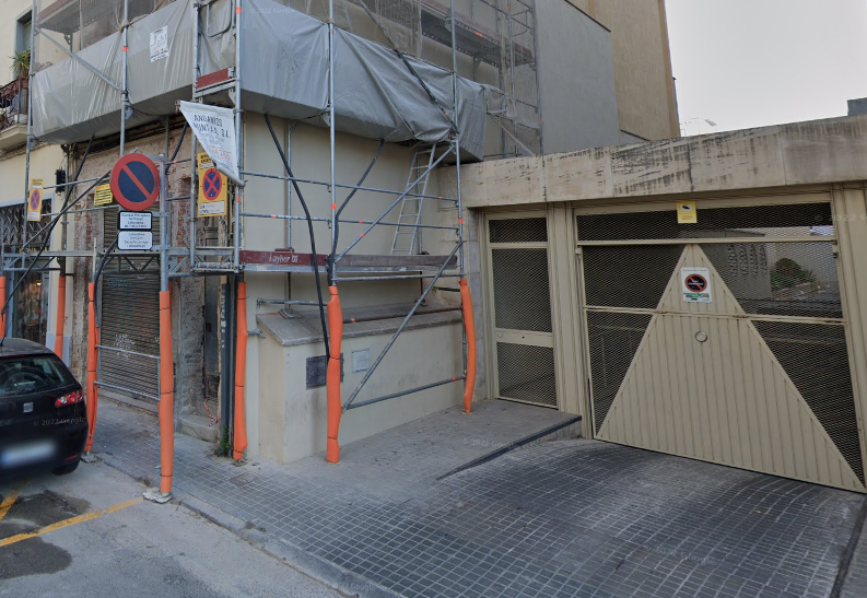 Un treballador queda atrapat per una teulada al Centre de Sabadell
