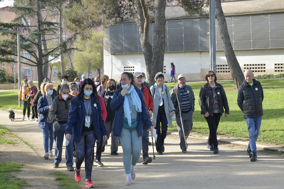 Una quarantena de persones participen en una caminada per promoure l'activitat física